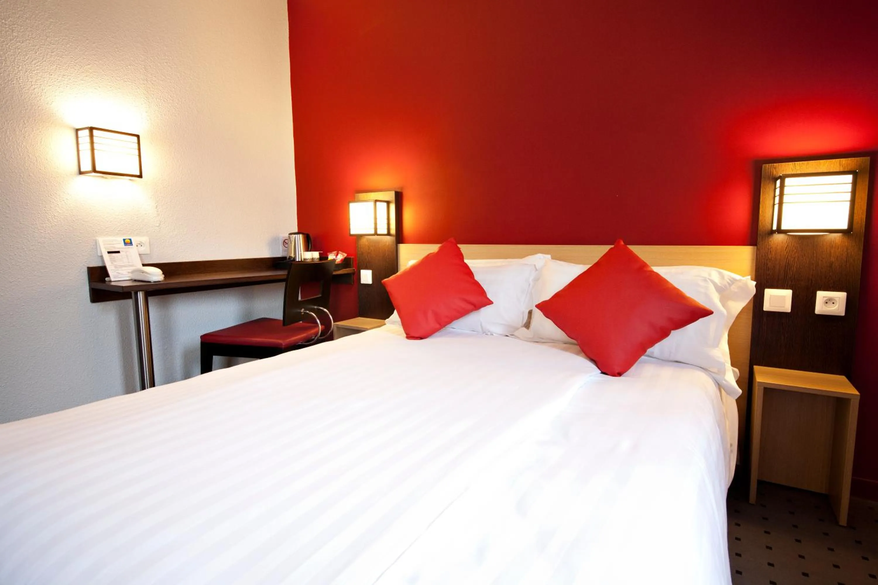 Bedroom, Bed in The Originals Boutique, Hôtel Le Marmotel, Clermont-Ferrand