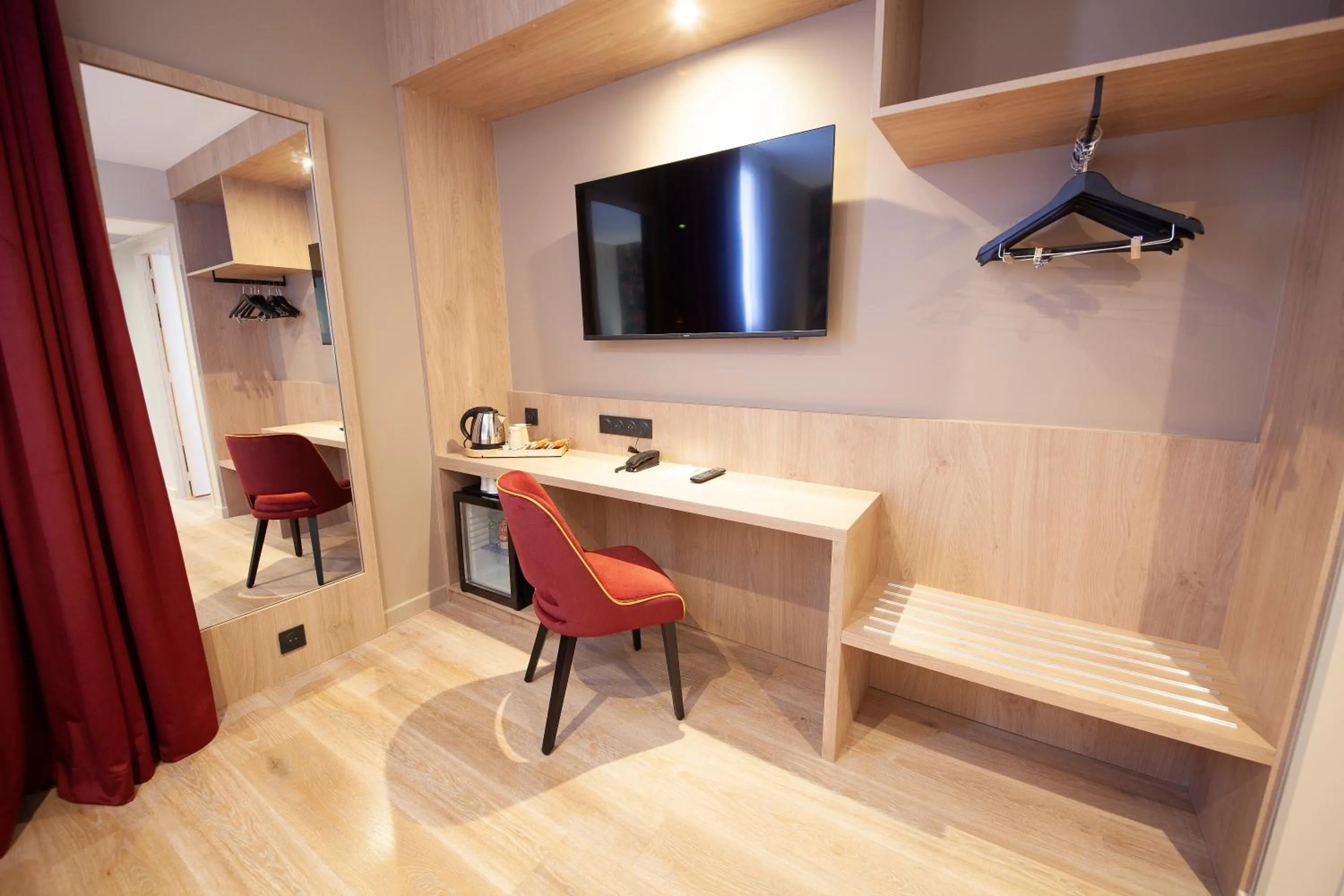 Bedroom in The Originals Boutique, Hôtel Le Marmotel, Clermont-Ferrand