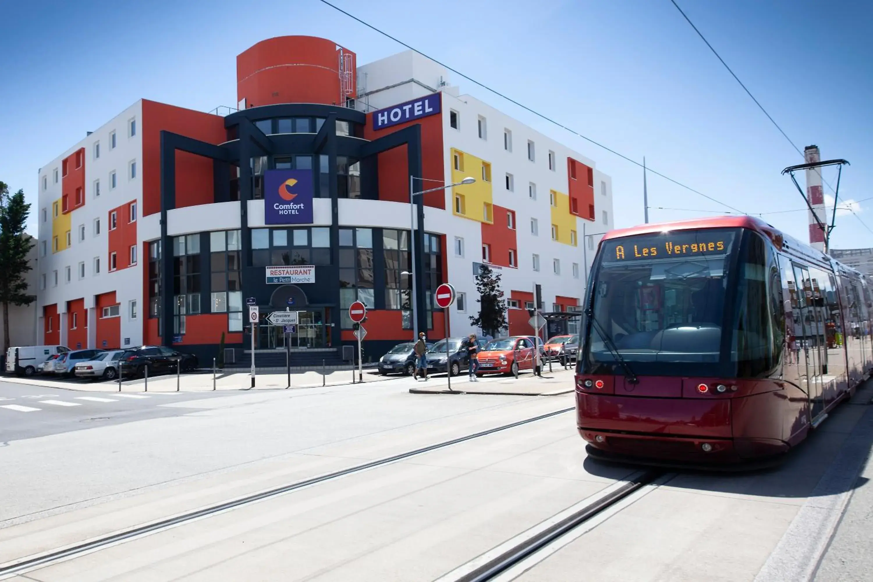 Property building in Comfort Hotel Clermont Saint Jacques Property building in Comfort Hotel Clermont Saint Jacques