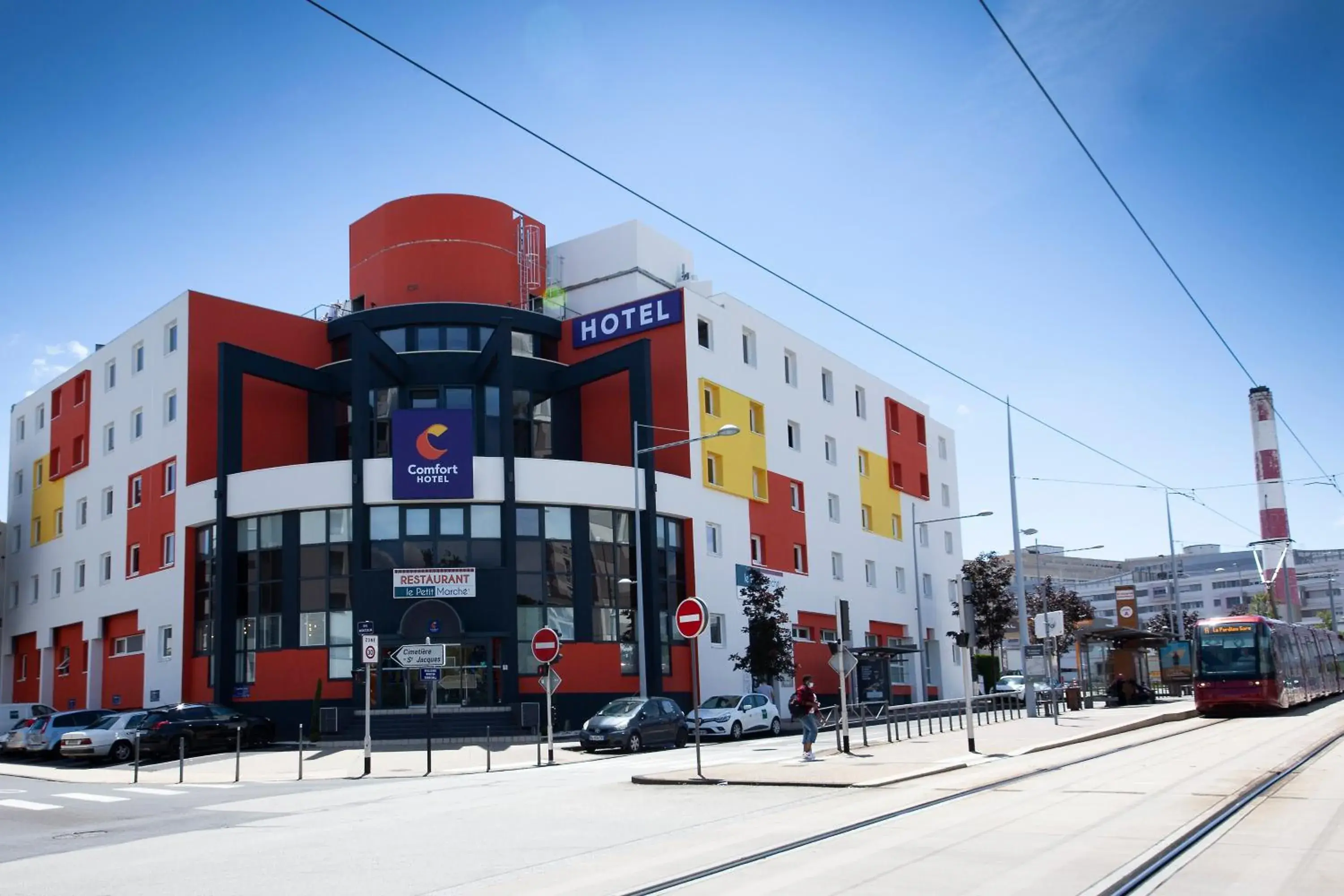 Property building in Comfort Hotel Clermont Saint Jacques Property building in Comfort Hotel Clermont Saint Jacques