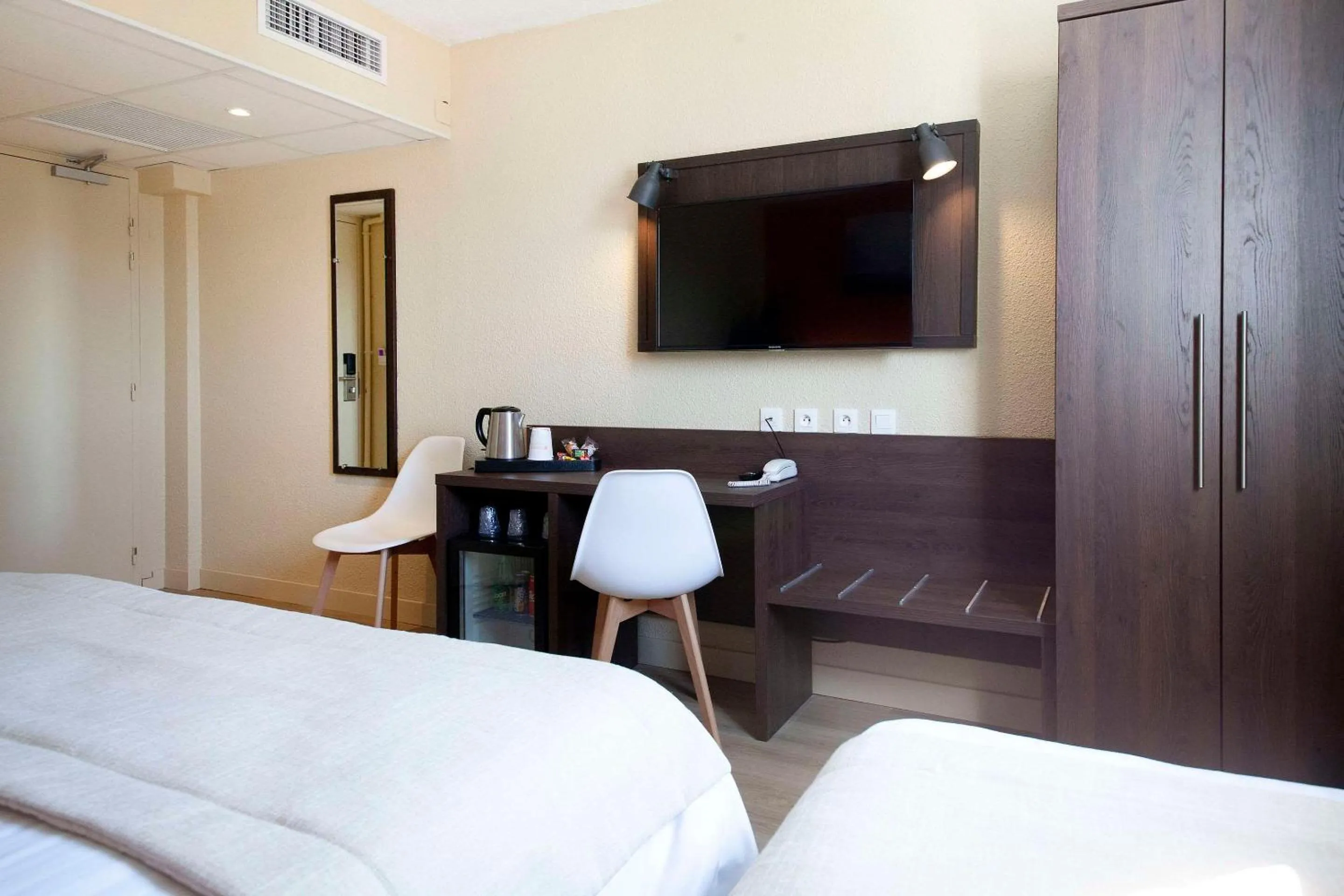 Bedroom, Bed in The Originals Boutique, Hôtel Le Marmotel, Clermont-Ferrand