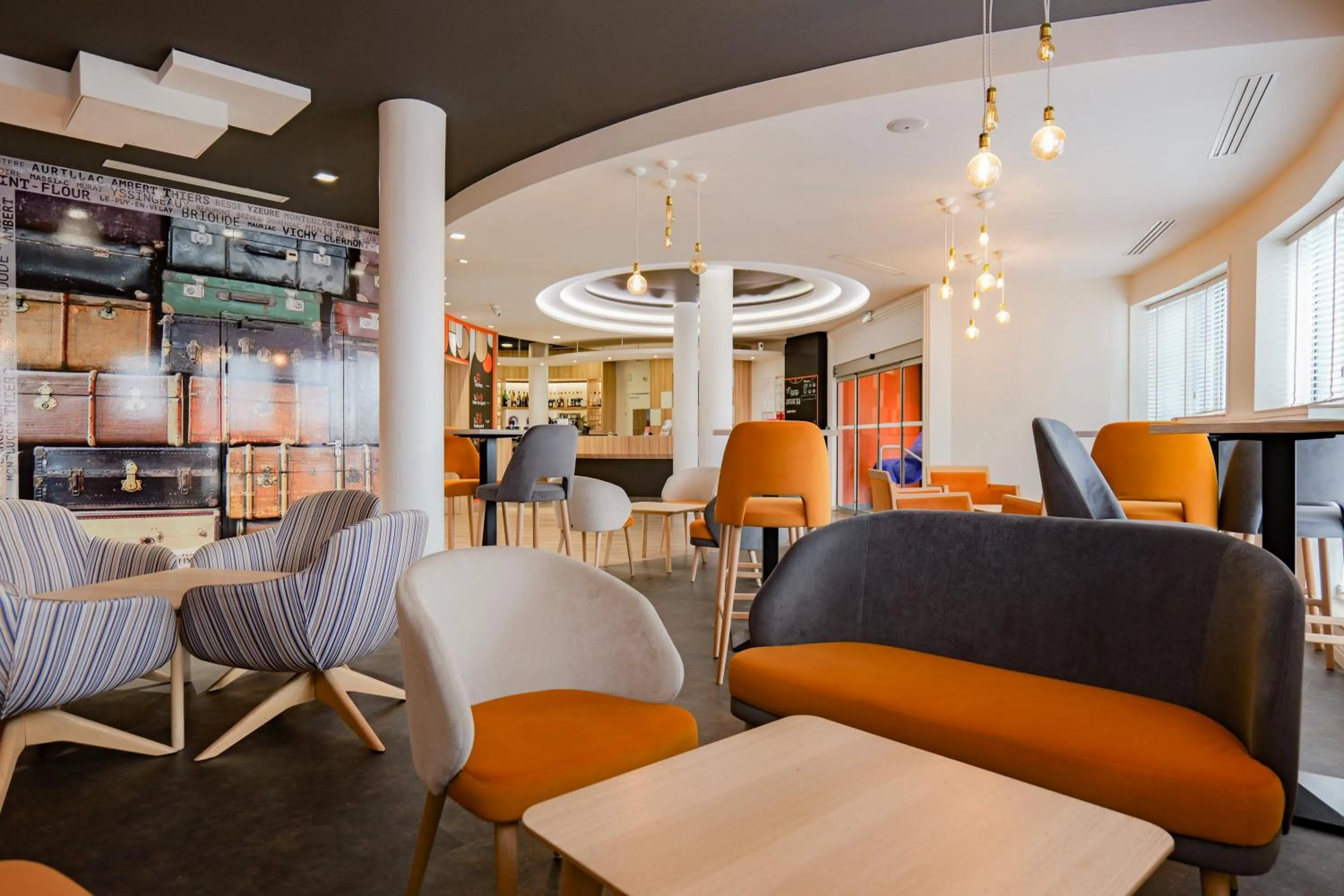 Lounge or bar in The Originals Boutique, Hôtel Le Marmotel, Clermont-Ferrand