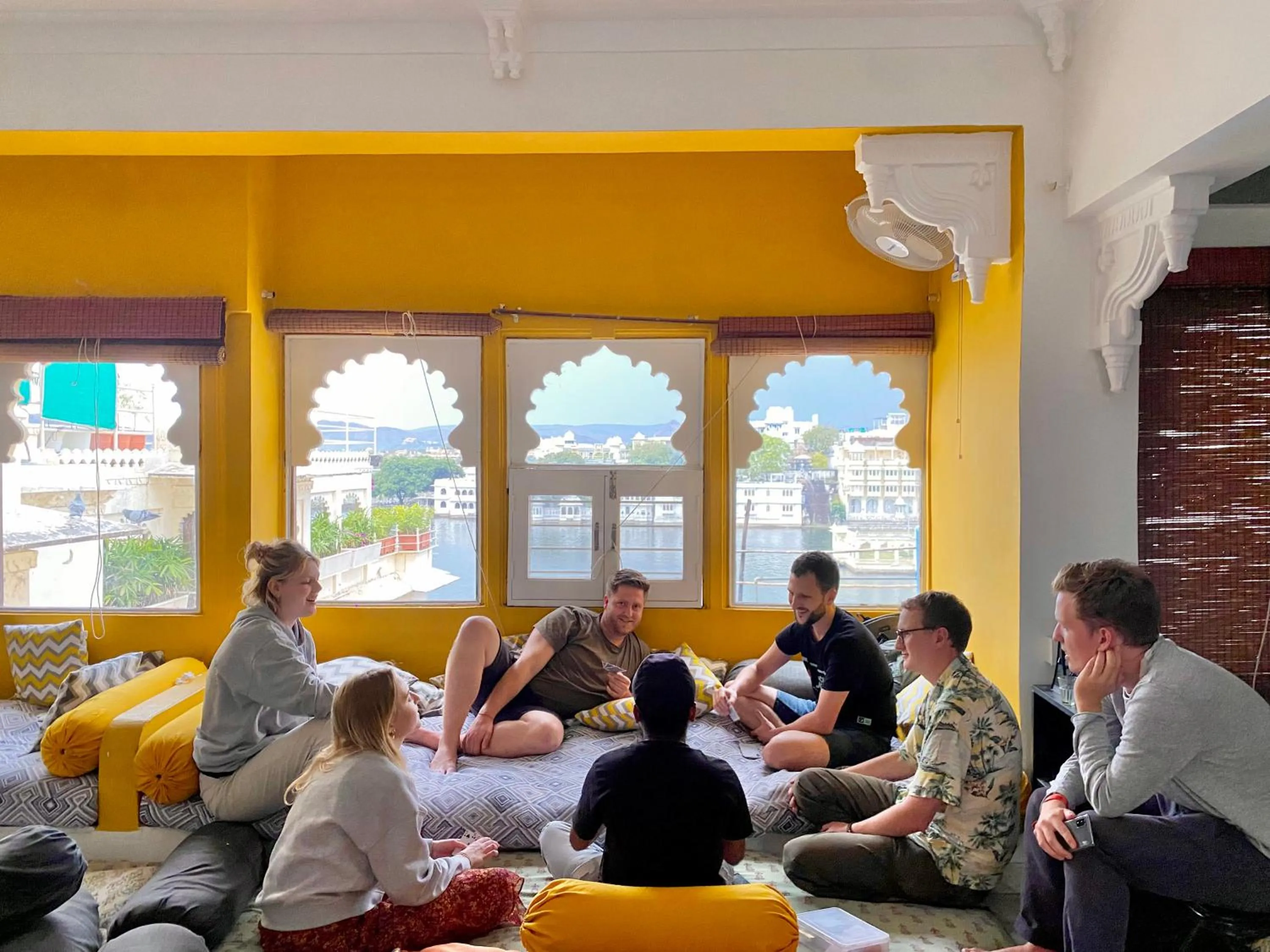 Communal lounge/ TV room in Hostel Mantra