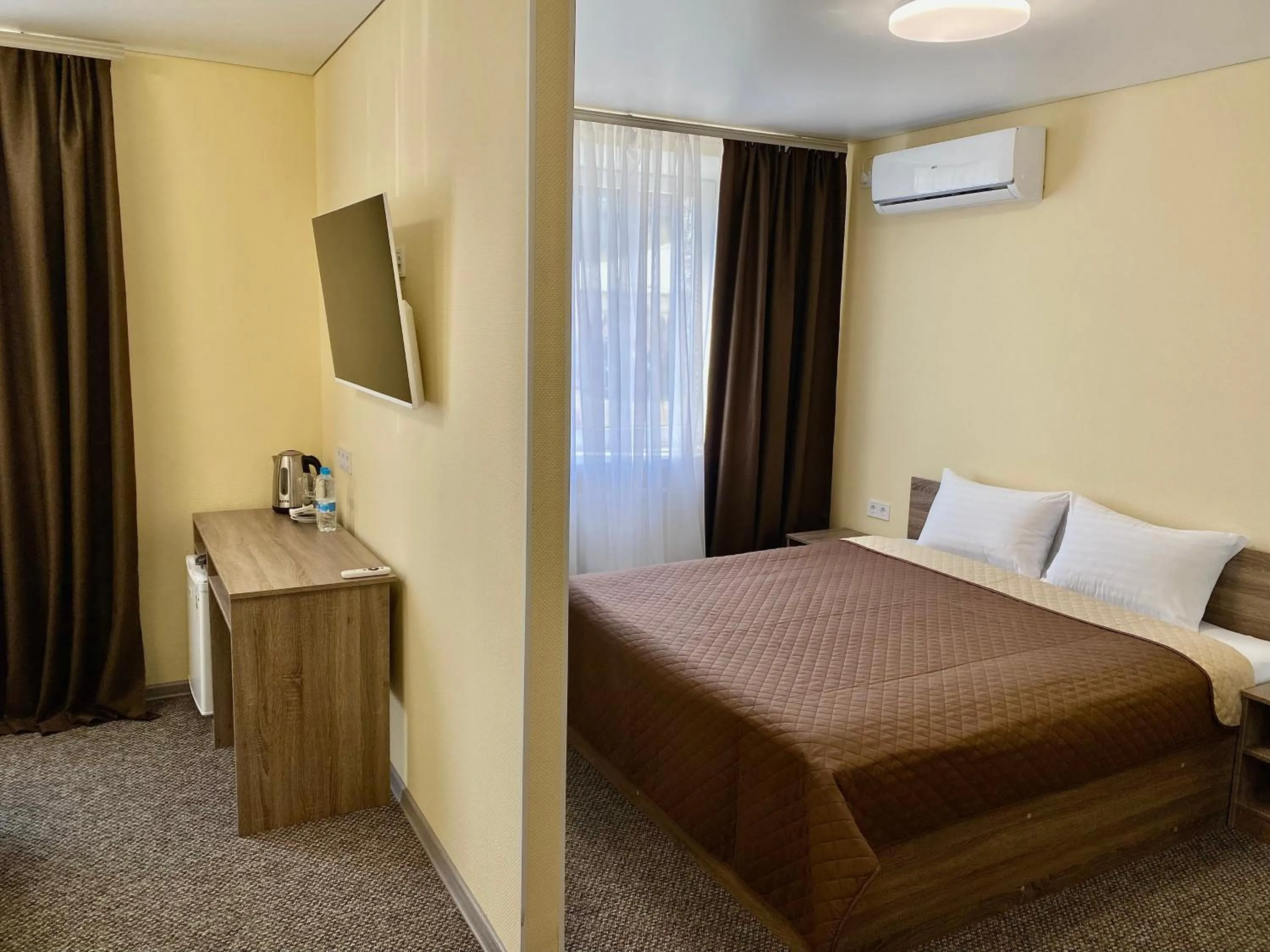 Photo of the whole room, Bed in Yavir