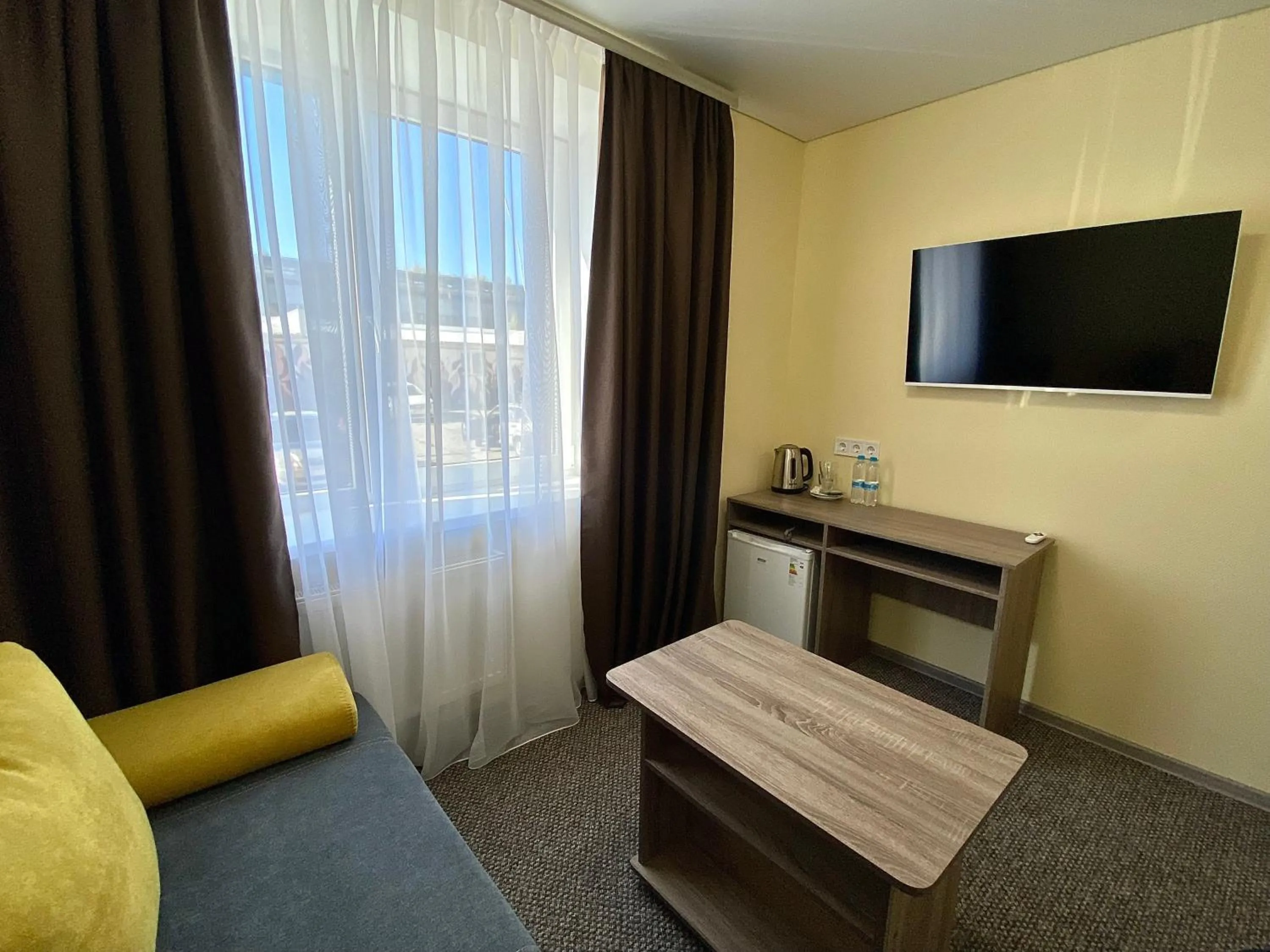 Communal lounge/ TV room in Yavir