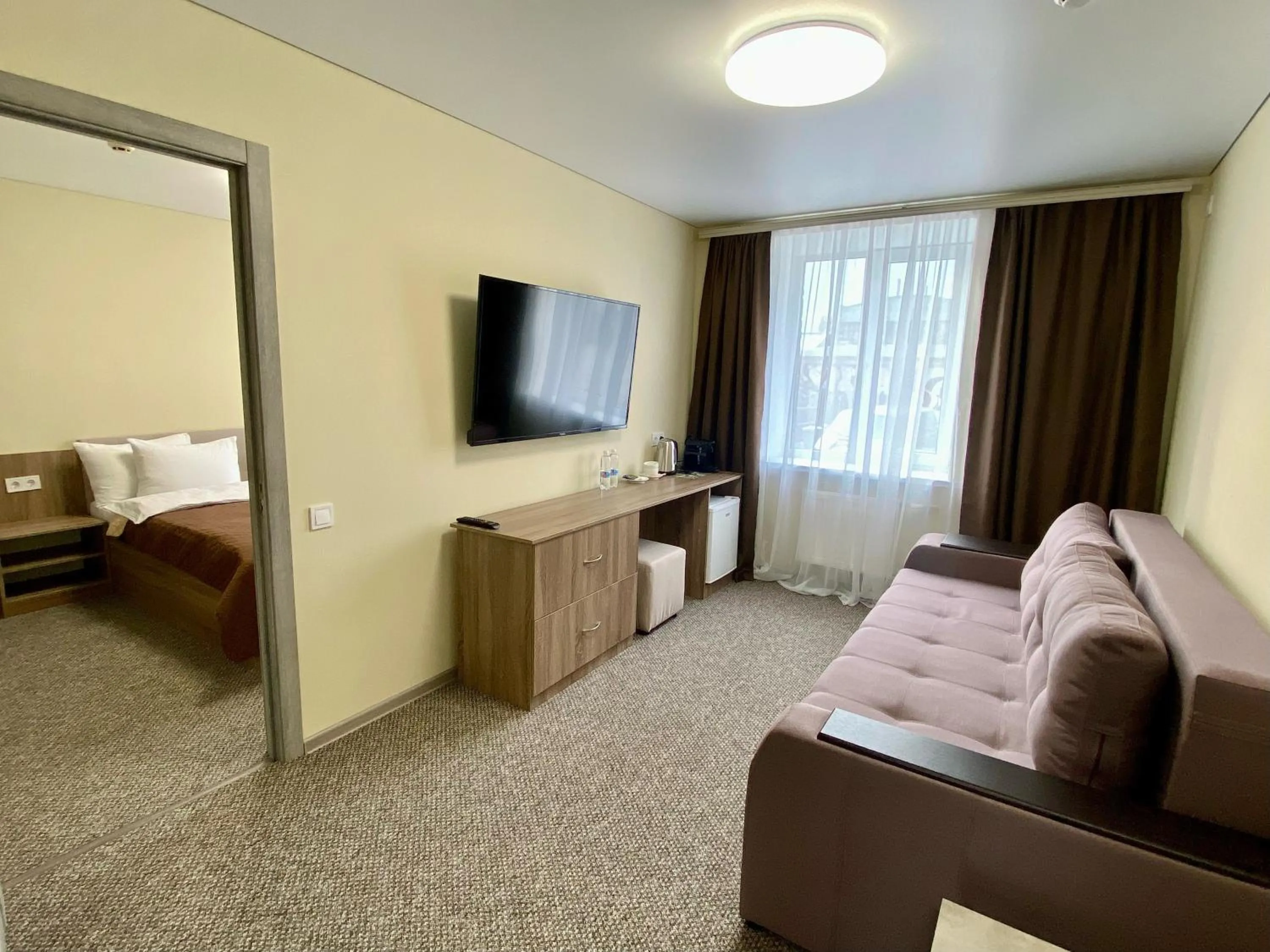 Communal lounge/ TV room, Bed in Yavir