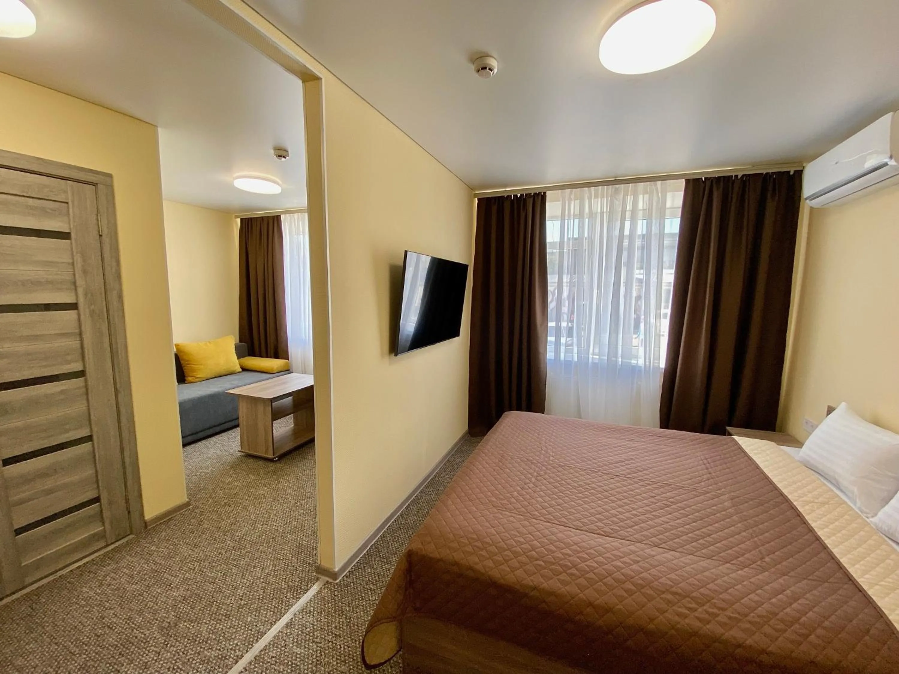 Photo of the whole room, Bed in Yavir