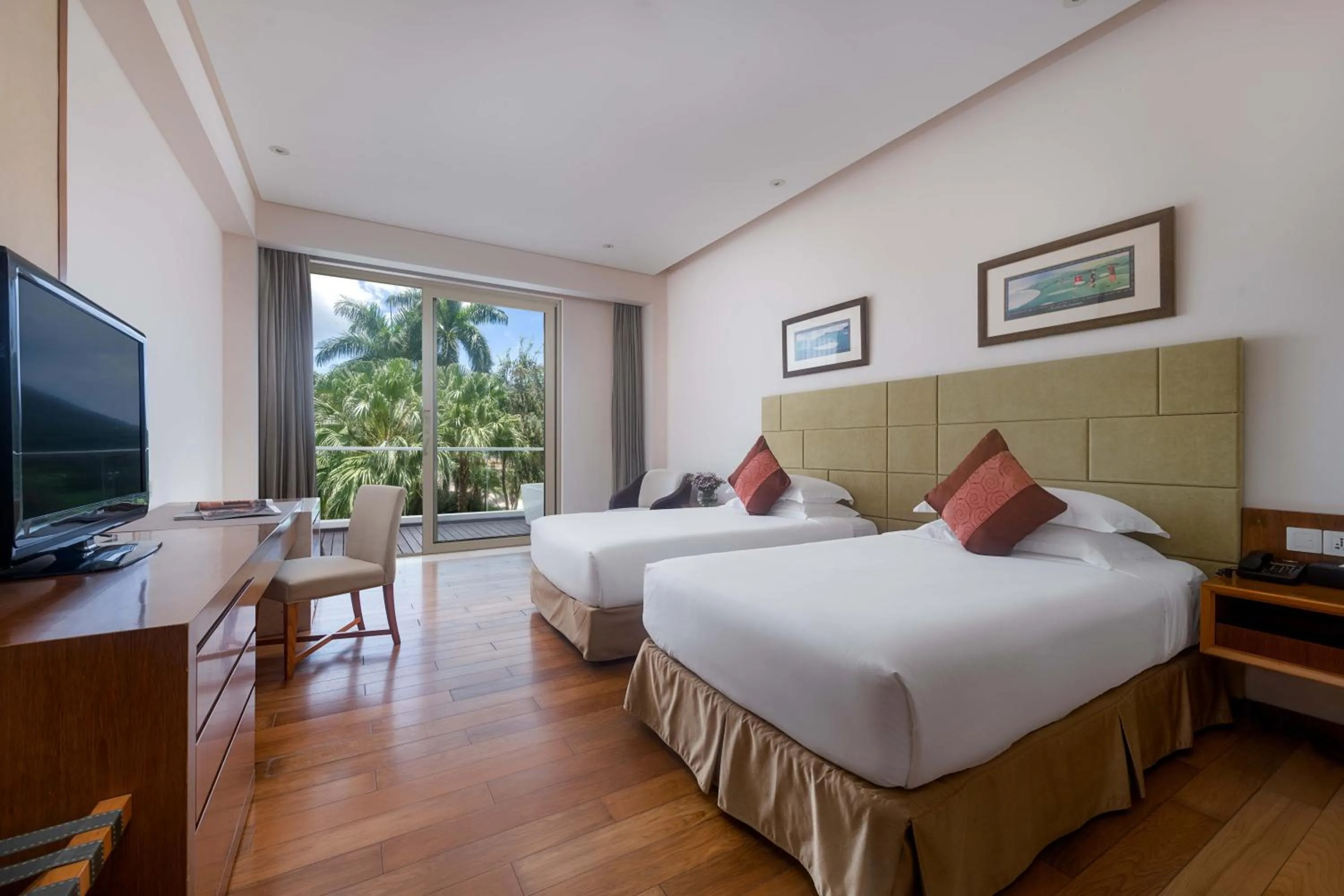 Bed in Mingshen Golf & Bay Resort Sanya