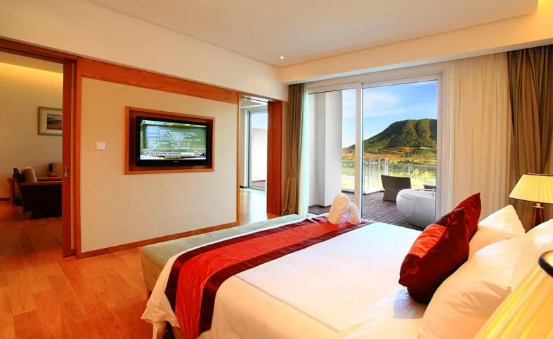 Photo of the whole room, Bed in Mingshen Golf & Bay Resort Sanya