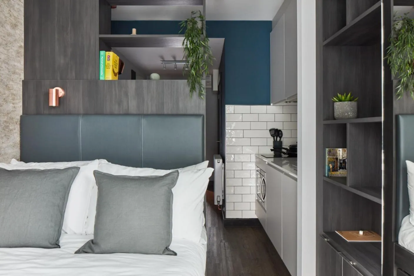 Photo of the whole room, Bed in ARK Canary Wharf