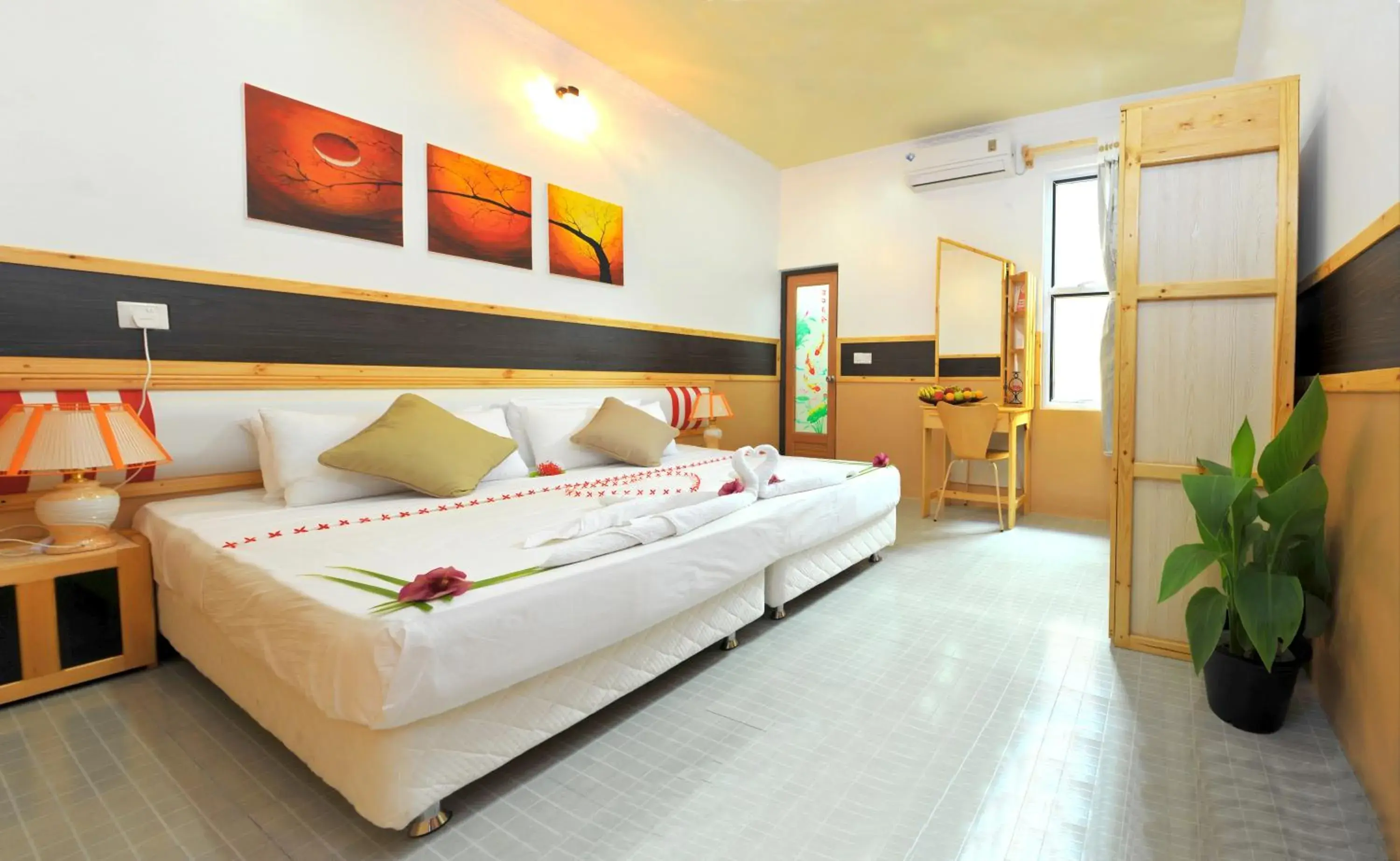 Shower, Bed in Arora Inn Shower, Bed in Arora Inn