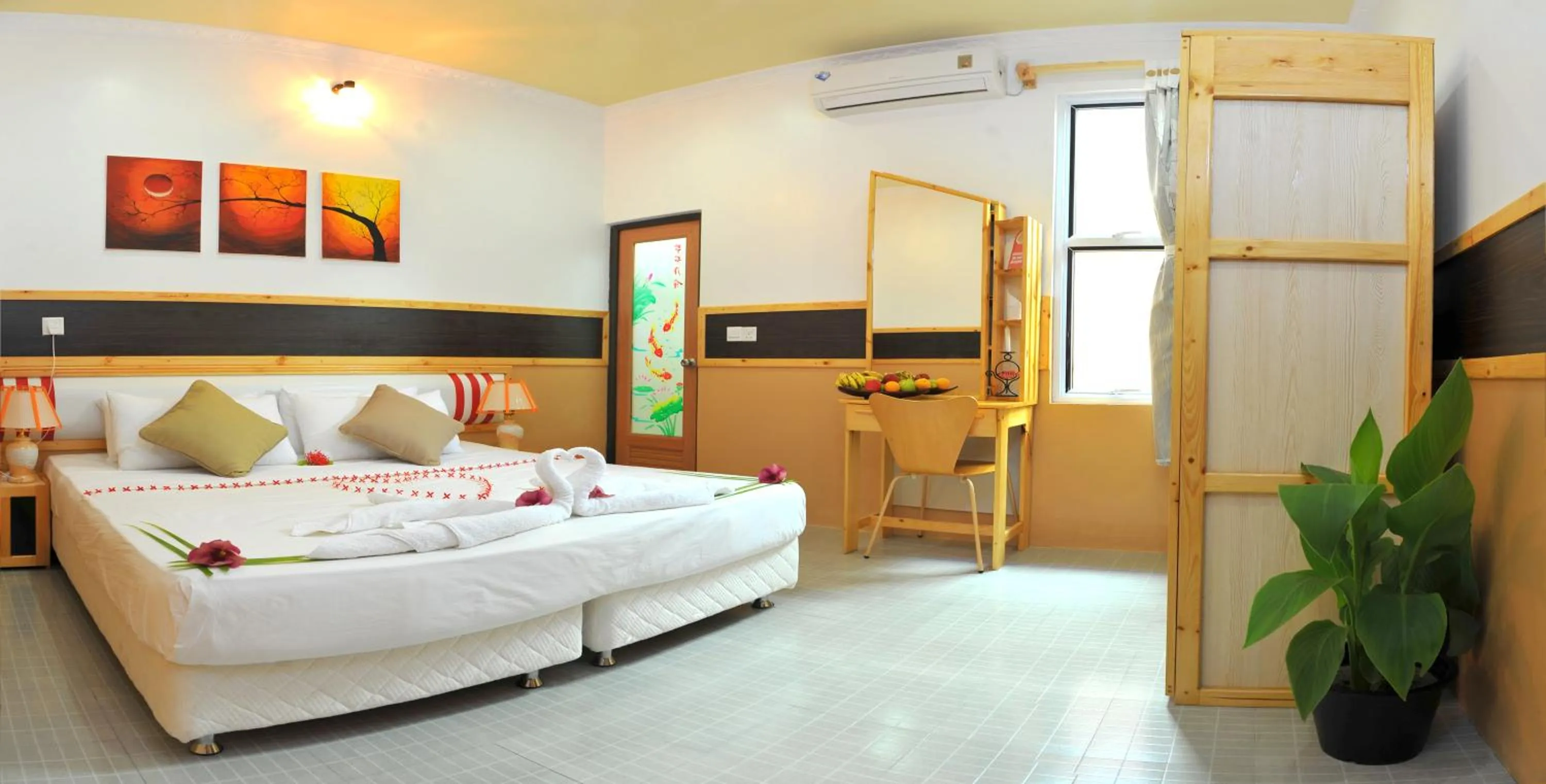 Shower, Bed in Arora Inn