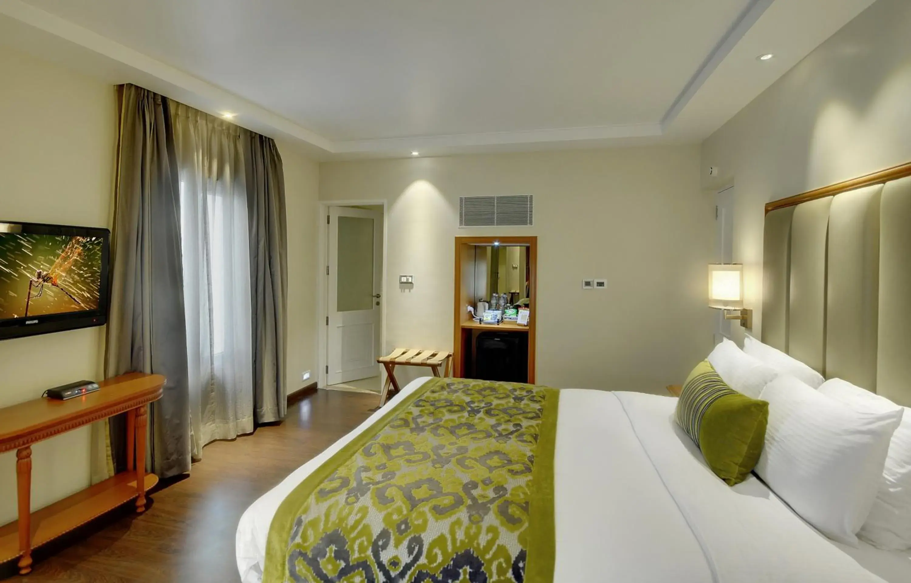 Bedroom, Bed in Lemon Tree Premier “The Atrium” Ahmedabad Bedroom, Bed in Lemon Tree Premier “The Atrium” Ahmedabad