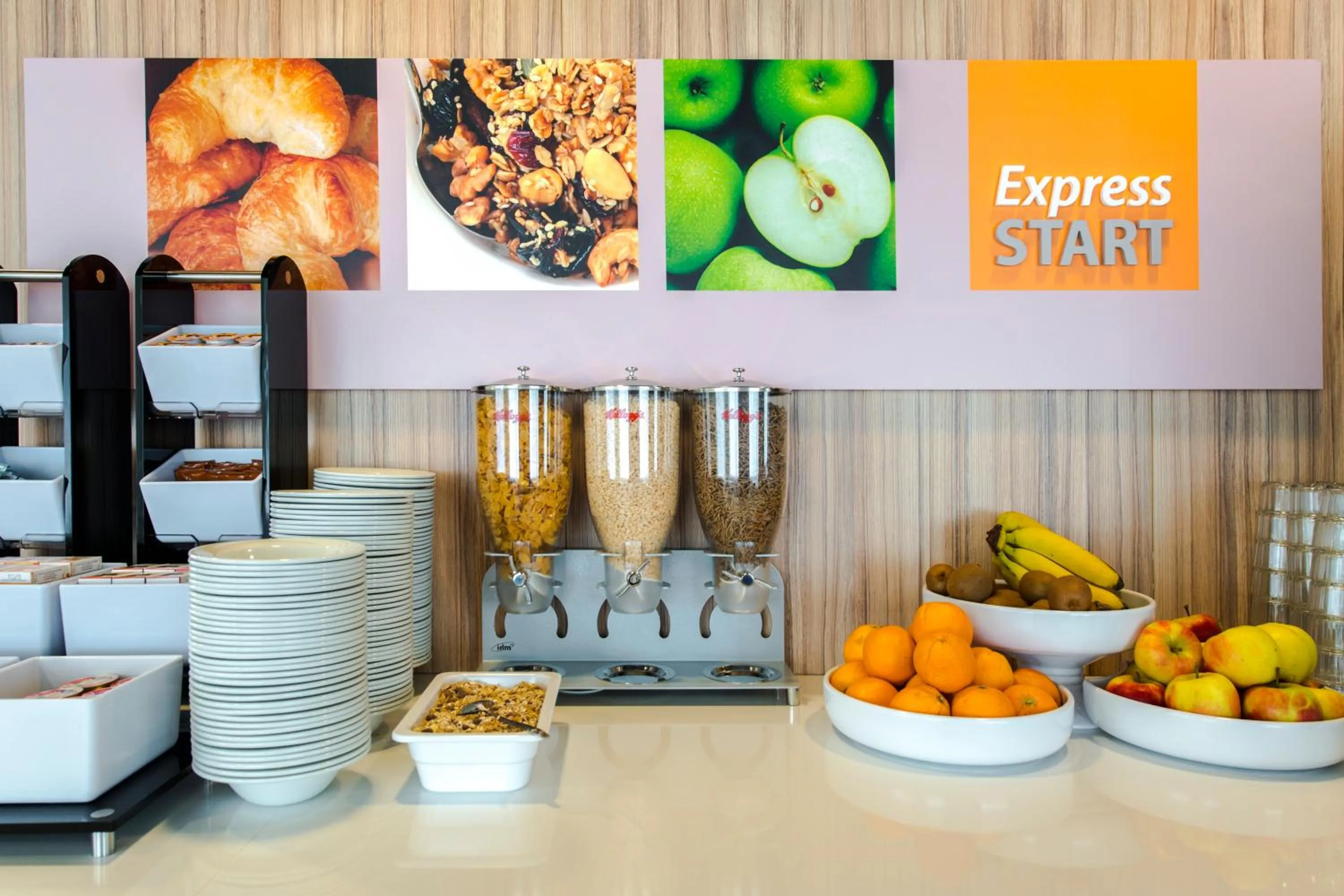 Breakfast in Holiday Inn Express Rotterdam - Central Station by IHG