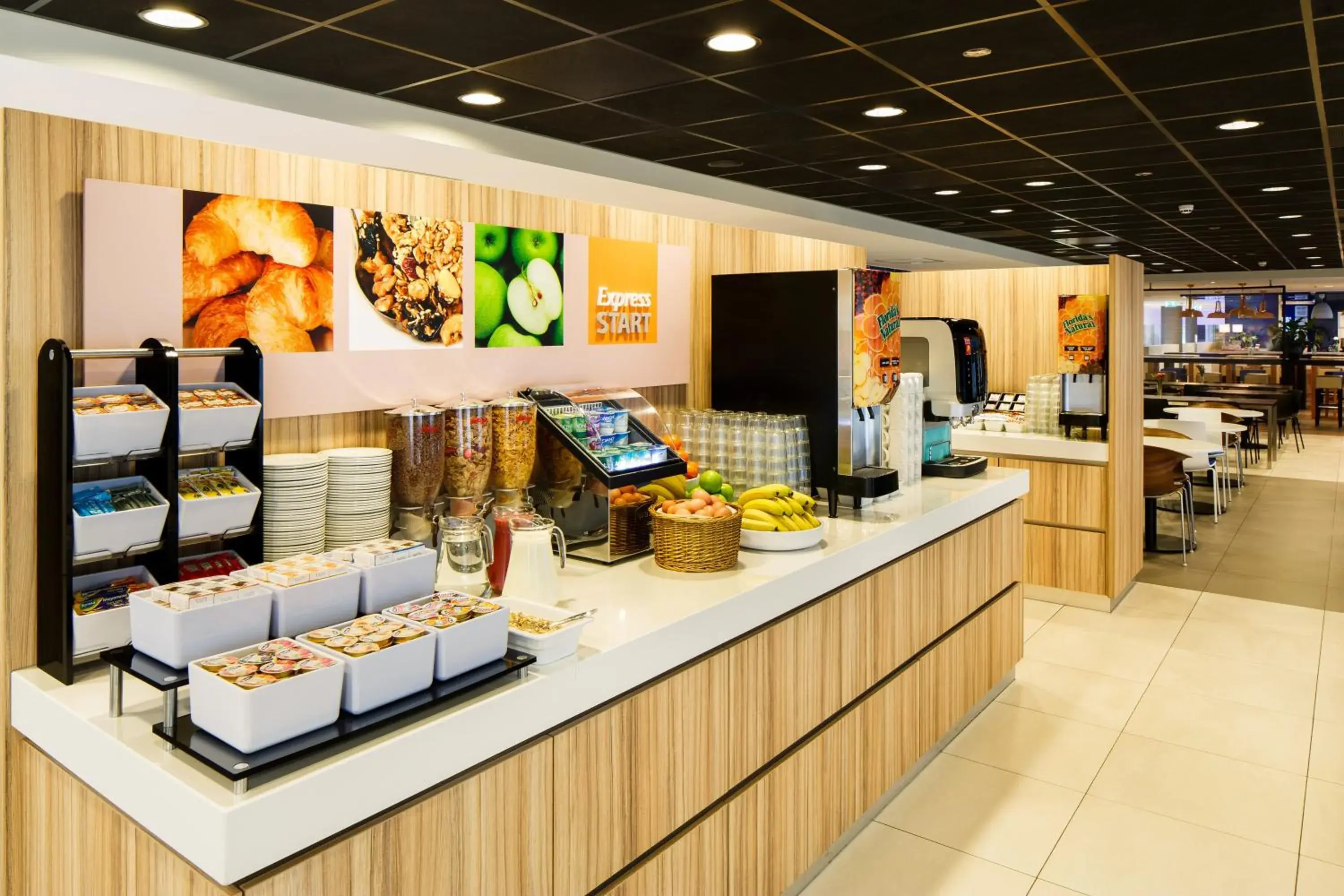 Breakfast in Holiday Inn Express Rotterdam - Central Station by IHG Breakfast in Holiday Inn Express Rotterdam - Central Station by IHG