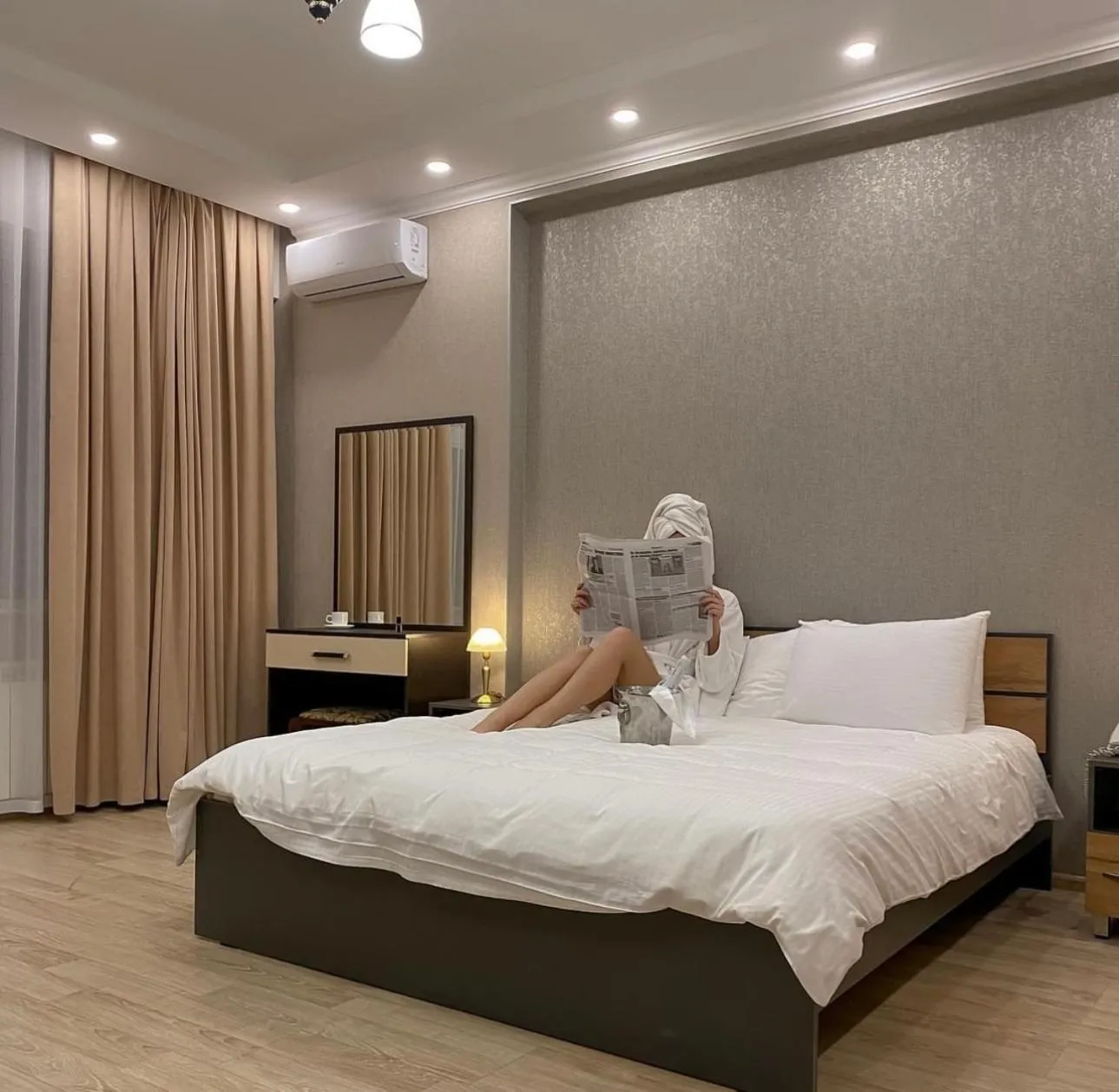 Guests, Bed in Golden Dragon