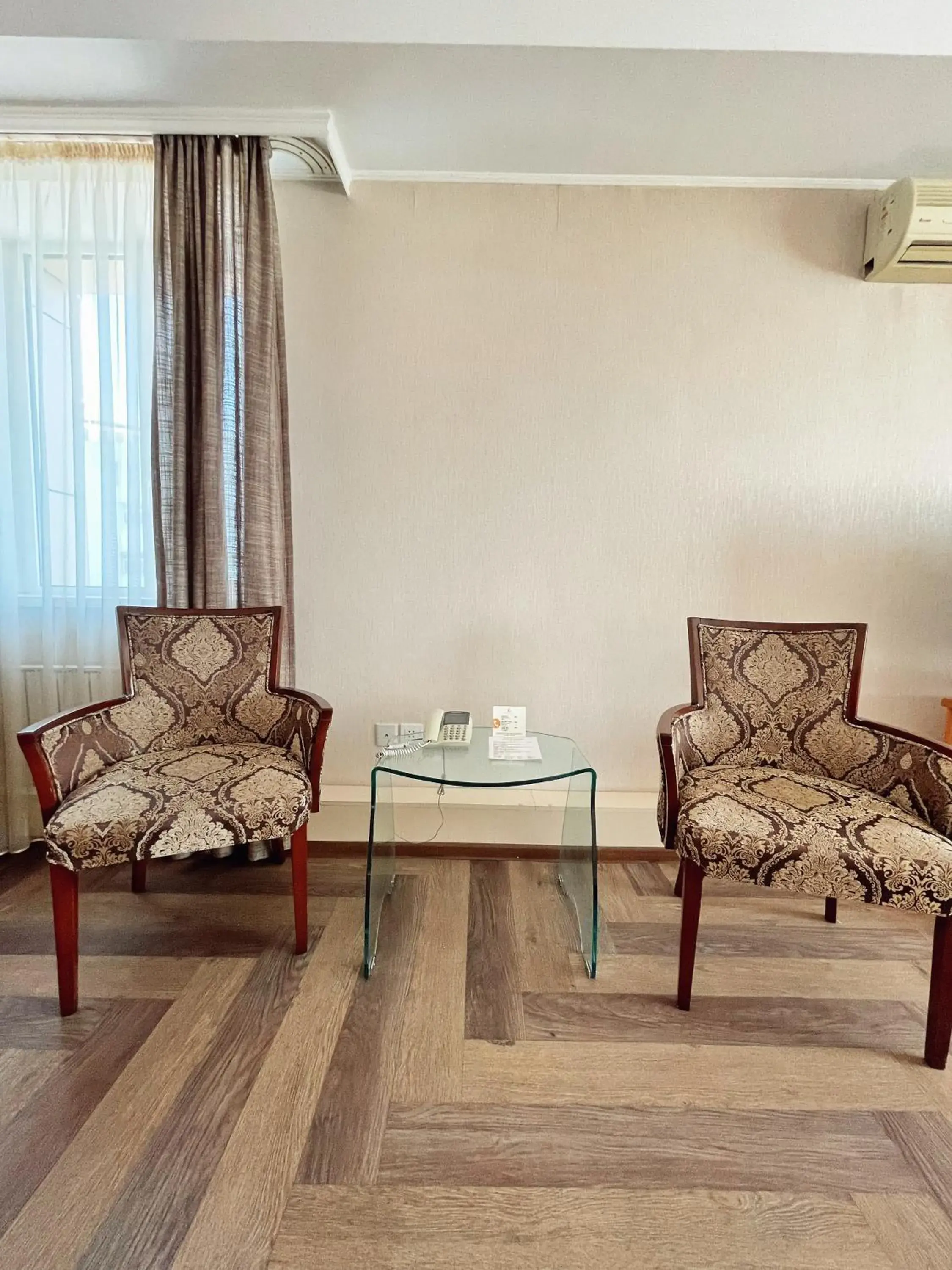 Photo of the whole room in Golden Dragon Photo of the whole room in Golden Dragon