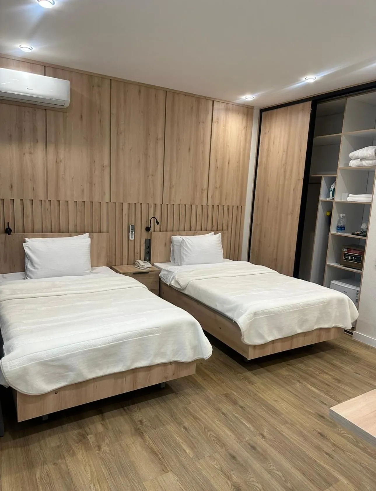 Bedroom, Bed in Golden Dragon