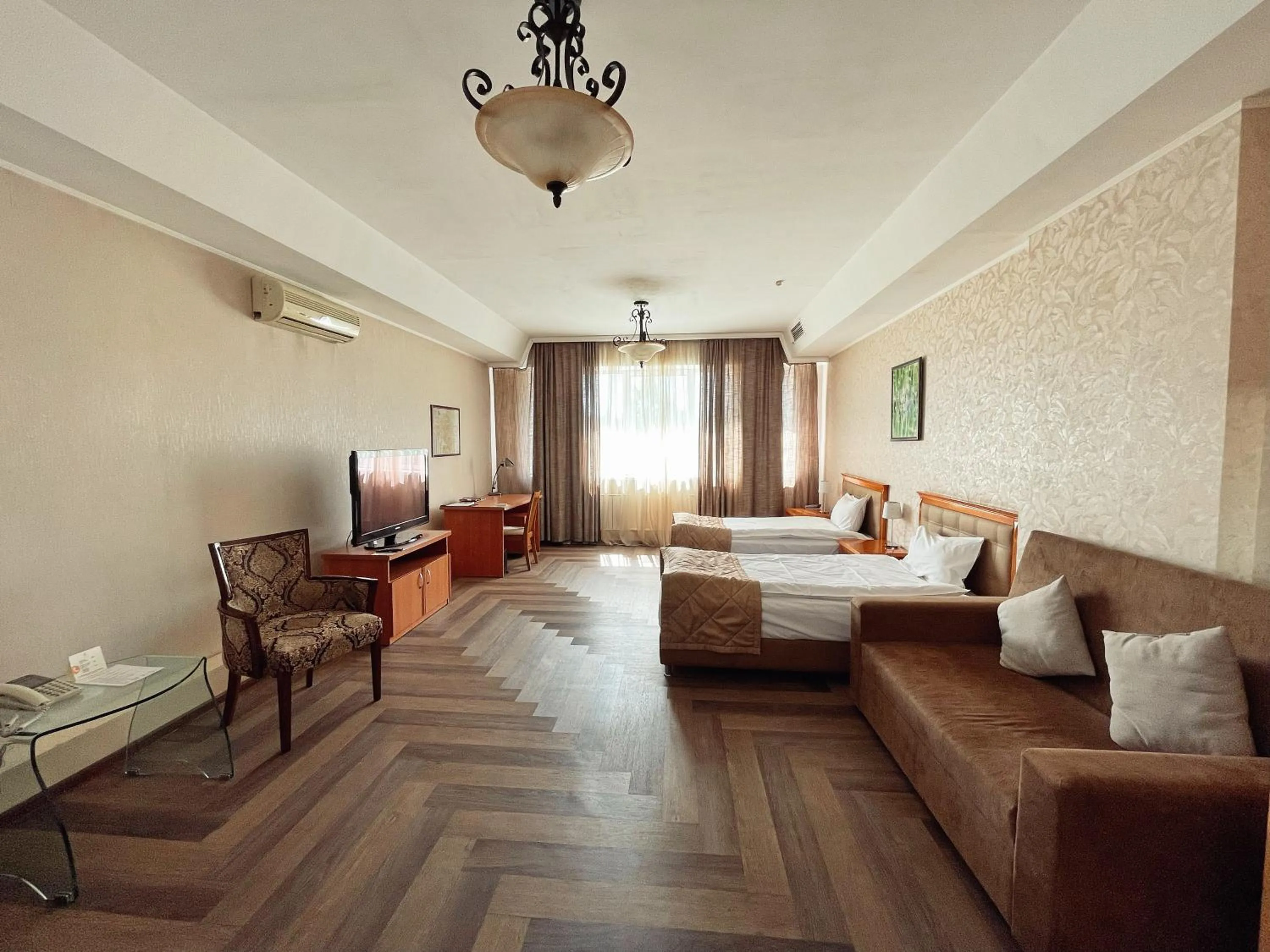 Photo of the whole room in Golden Dragon