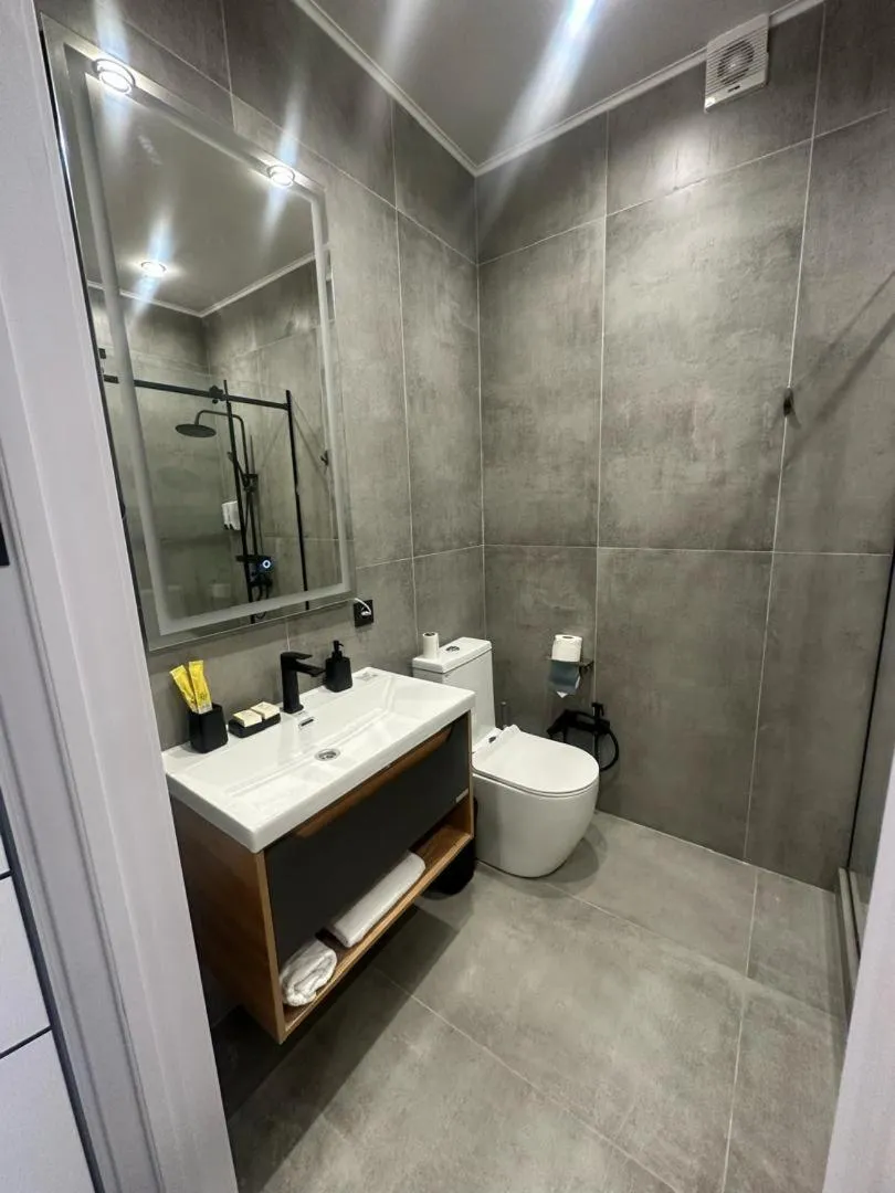 Shower in Golden Dragon