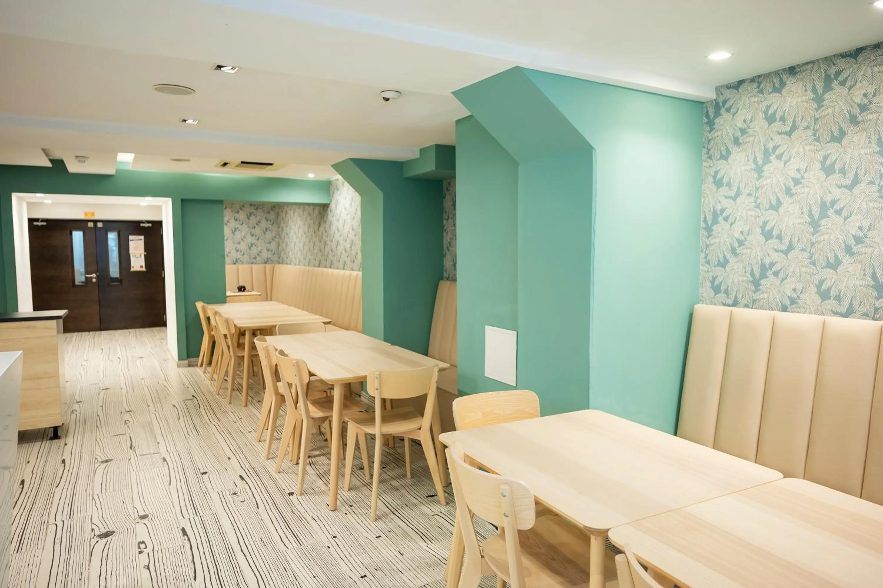 Day's Inn Hotel and Residence