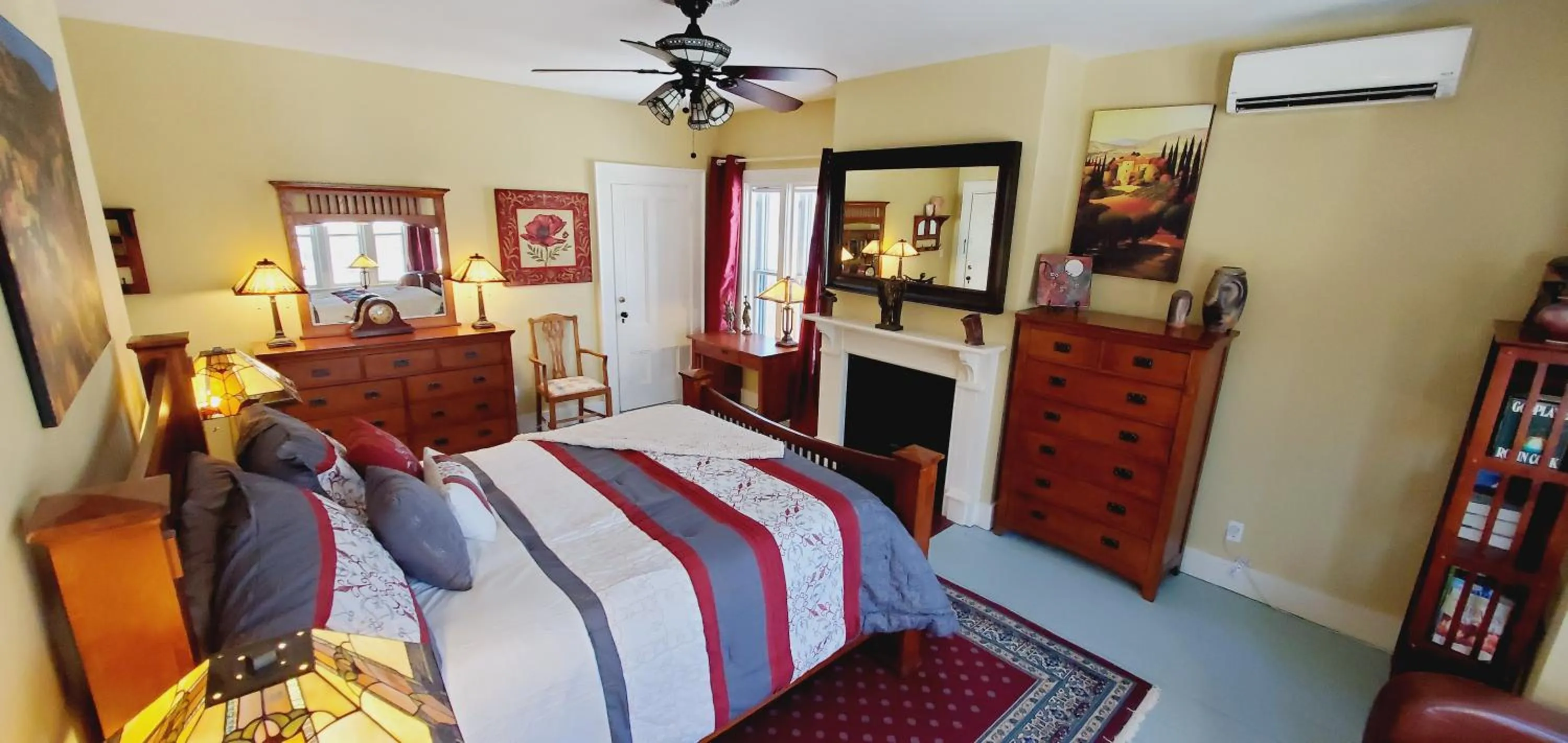 Bed in The Lark & Loon Inn