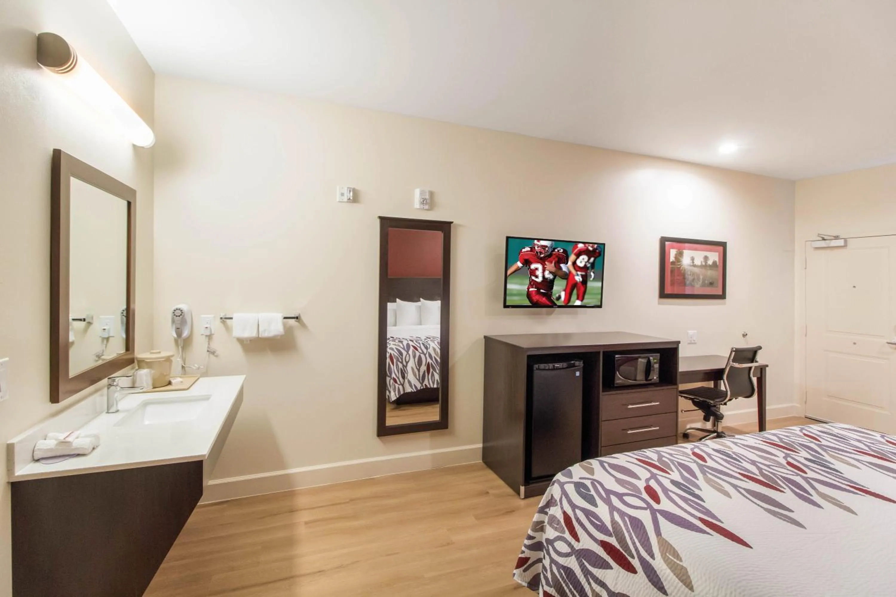 Photo of the whole room, Bed in Red Roof Inn Houston - Willowbrook