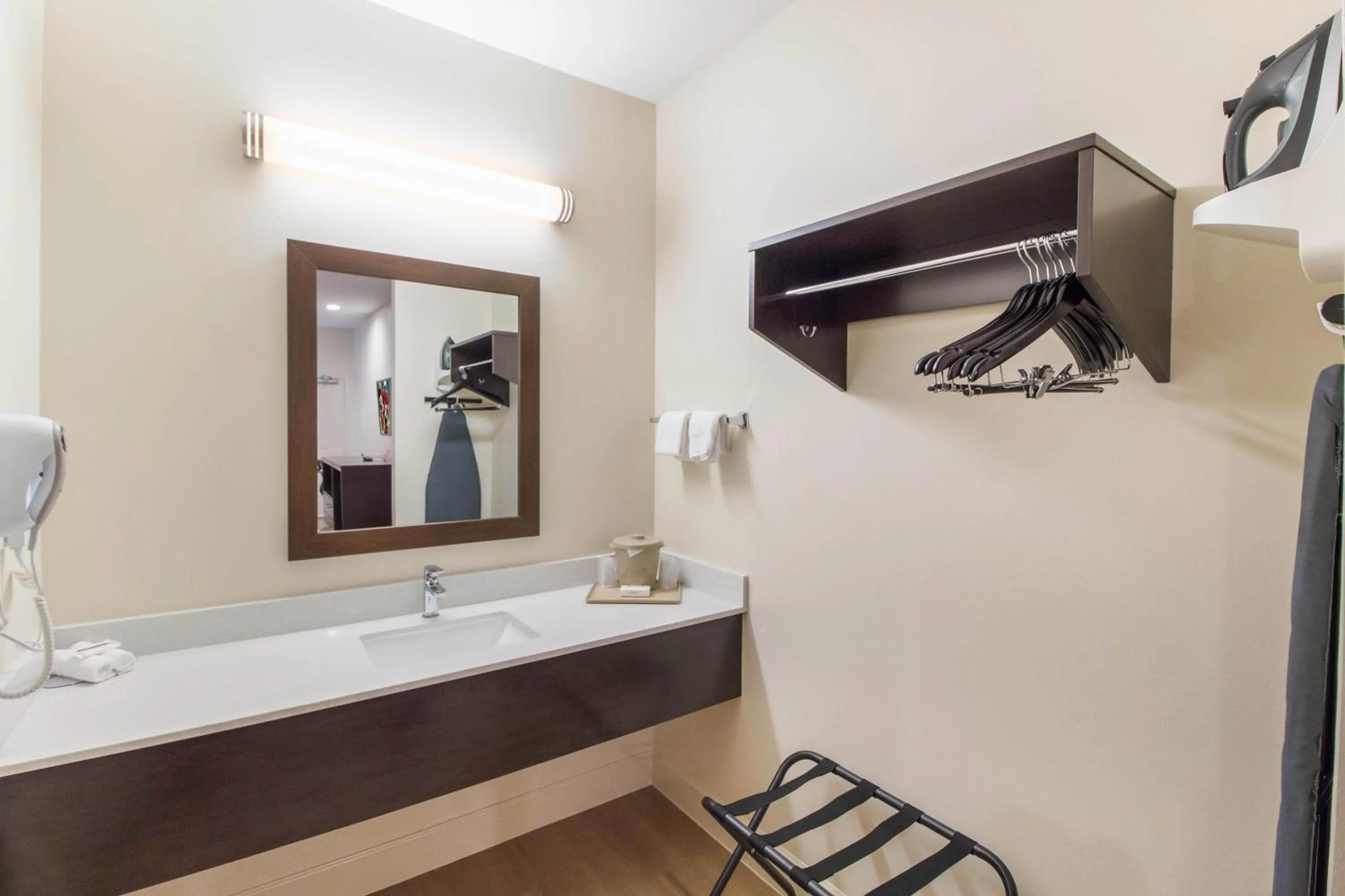 Bathroom in Red Roof Inn Houston - Willowbrook