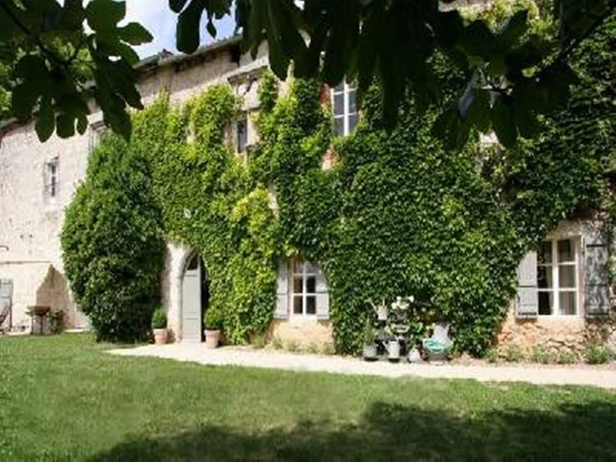 Facade/entrance in Le Relais de Roquefereau