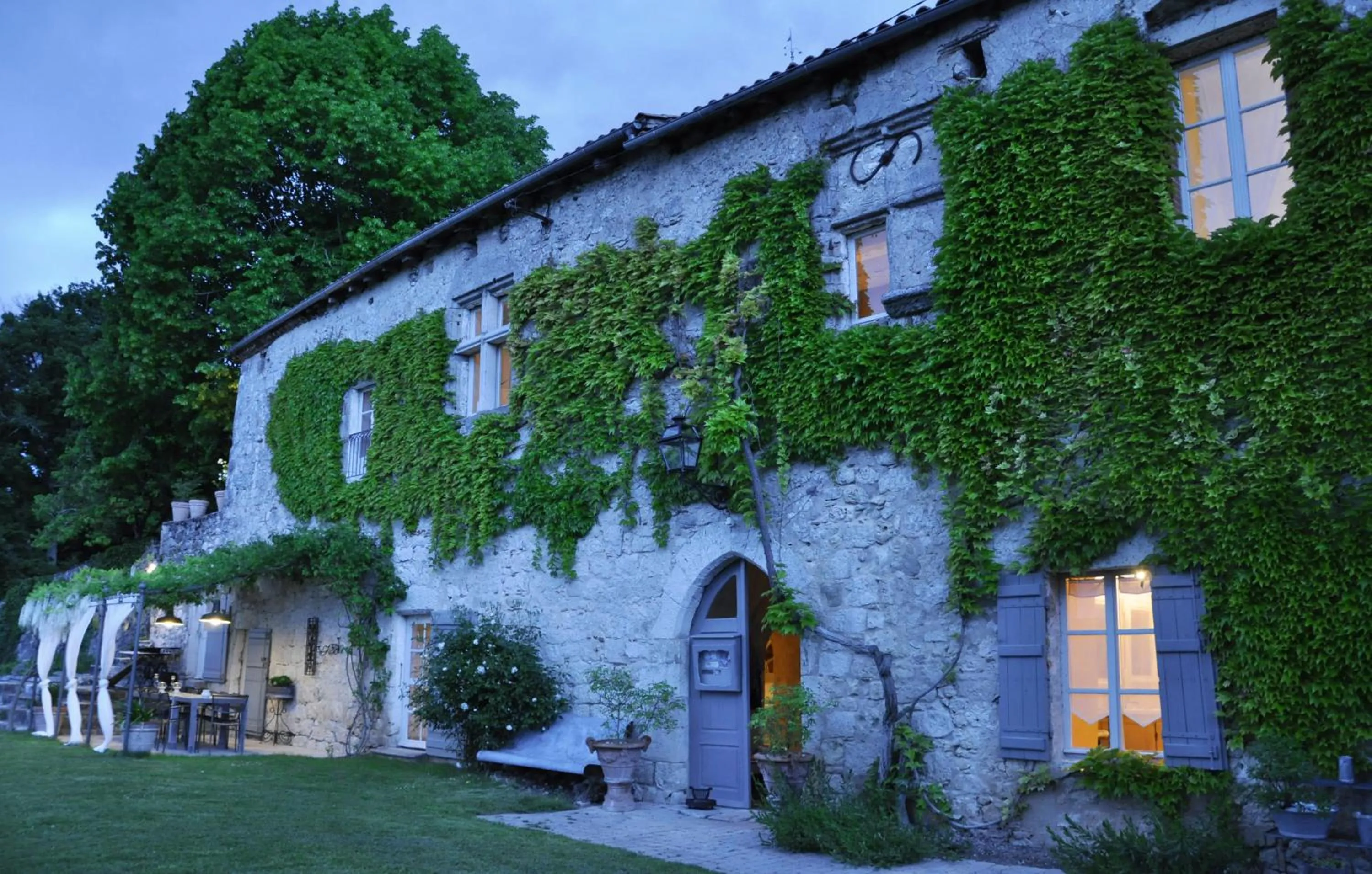Facade/entrance in Le Relais de Roquefereau