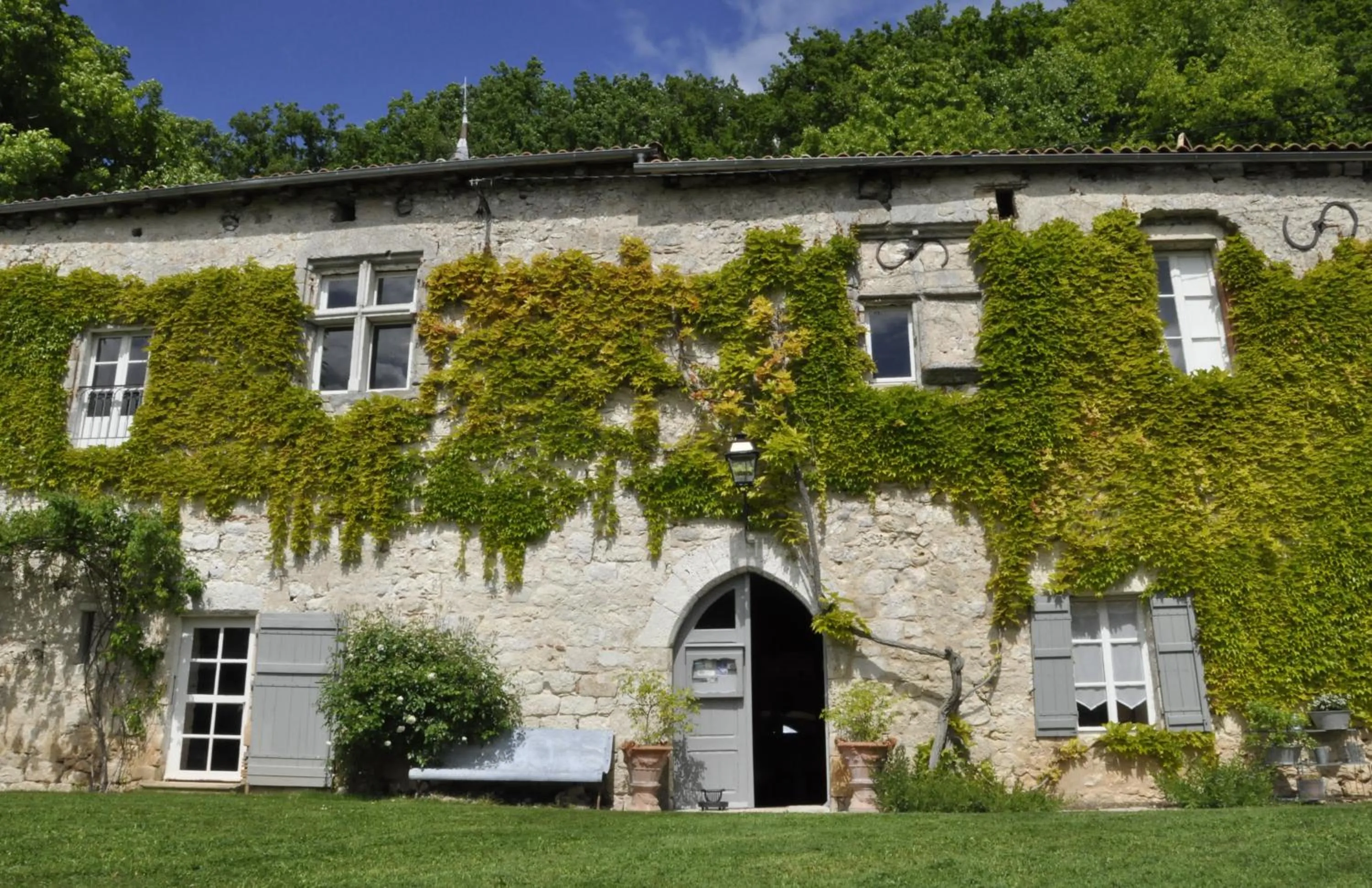 Facade/entrance in Le Relais de Roquefereau