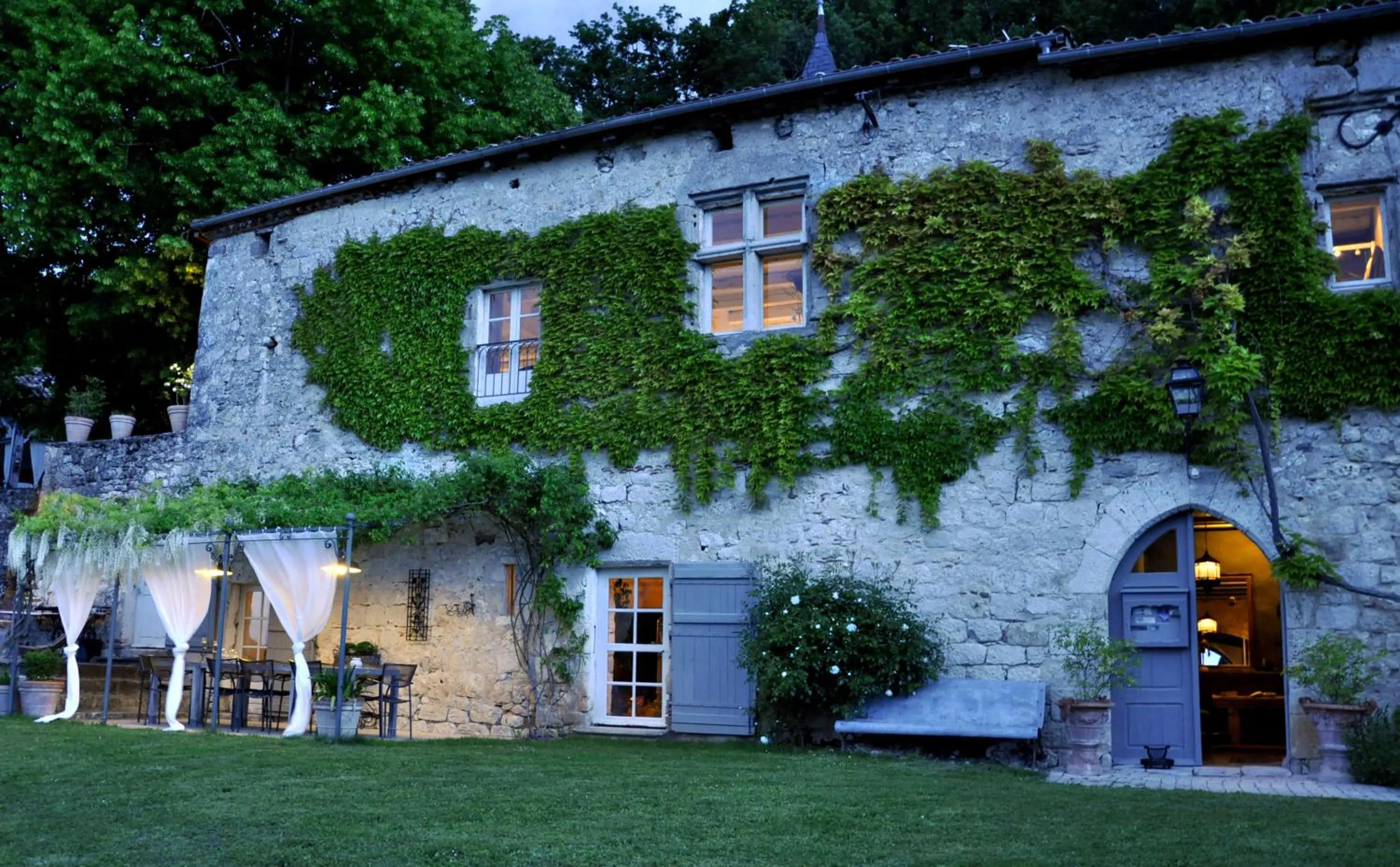 Facade/entrance in Le Relais de Roquefereau