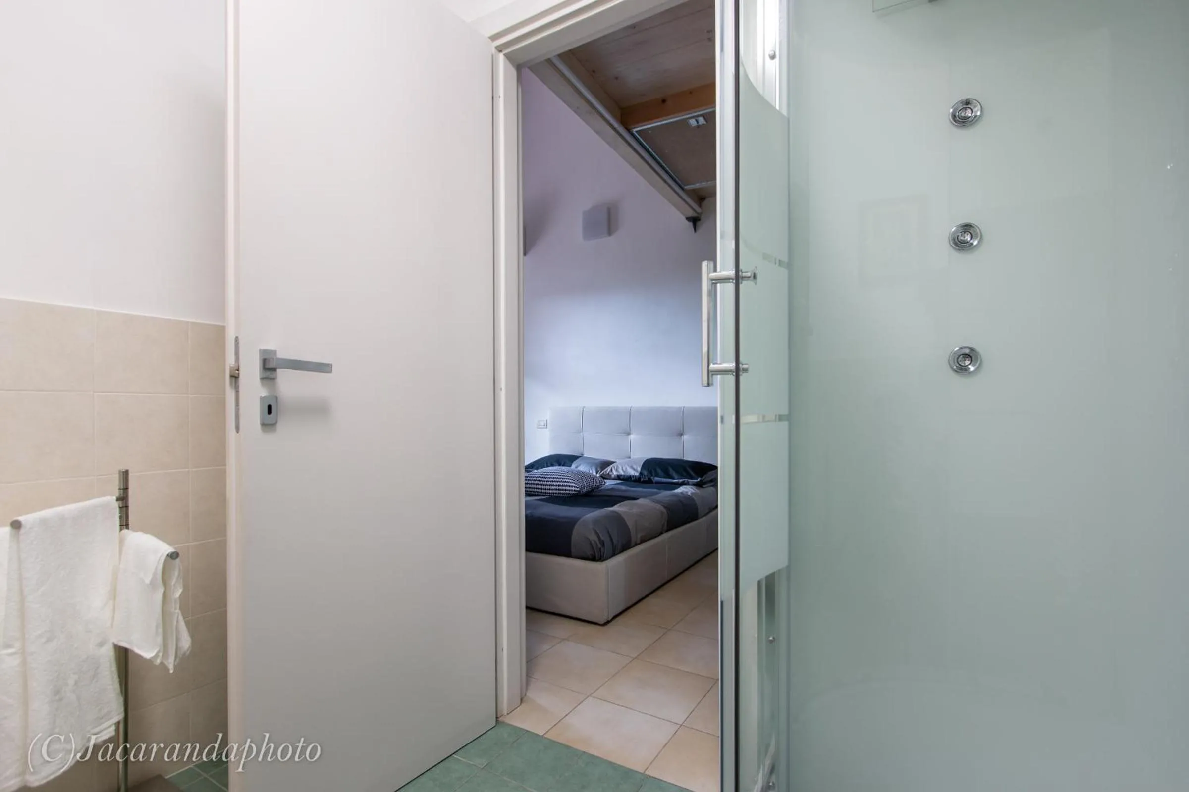 Shower, Bed in La Suite di Bonnes Vacances