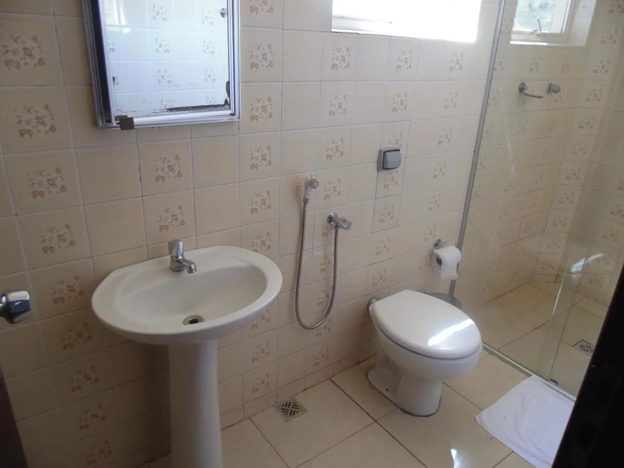 Bathroom in Cyrilo's Palace Hotel
