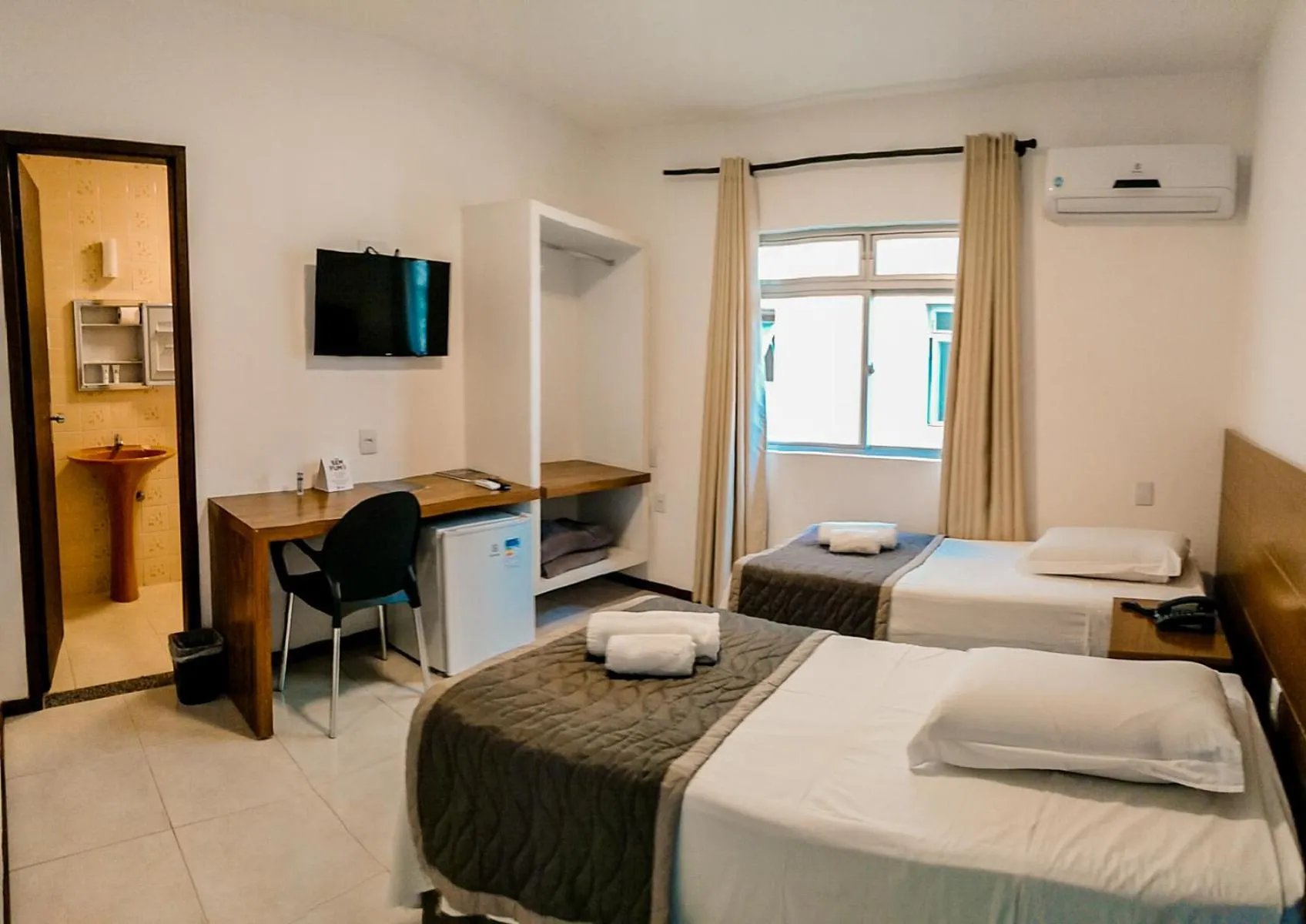 Photo of the whole room, Bed in Cyrilo's Palace Hotel