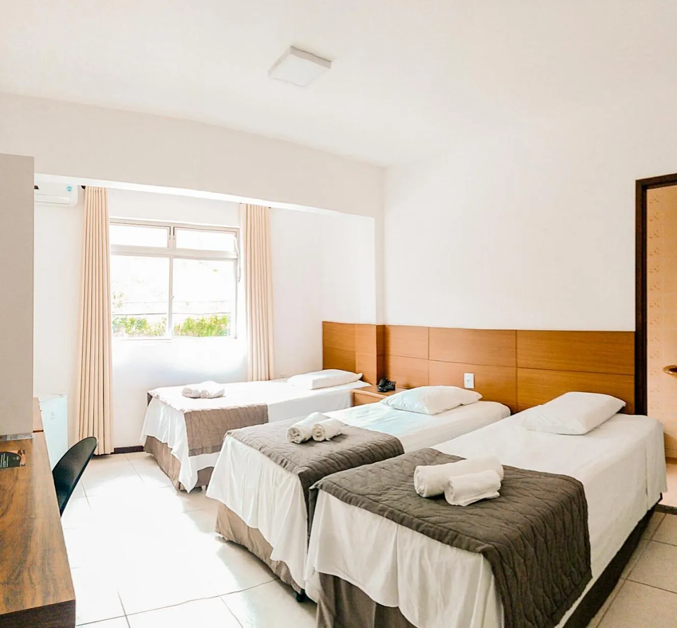 Photo of the whole room, Bed in Cyrilo's Palace Hotel