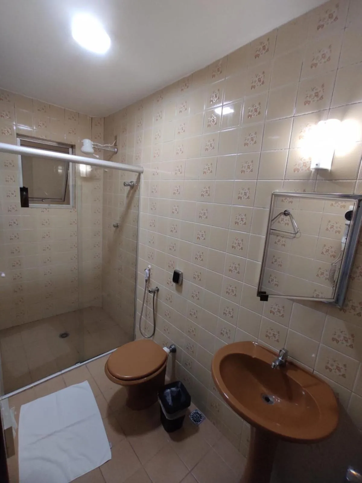 Bathroom in Cyrilo's Palace Hotel