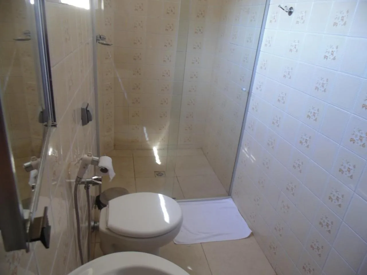 Bathroom in Cyrilo's Palace Hotel