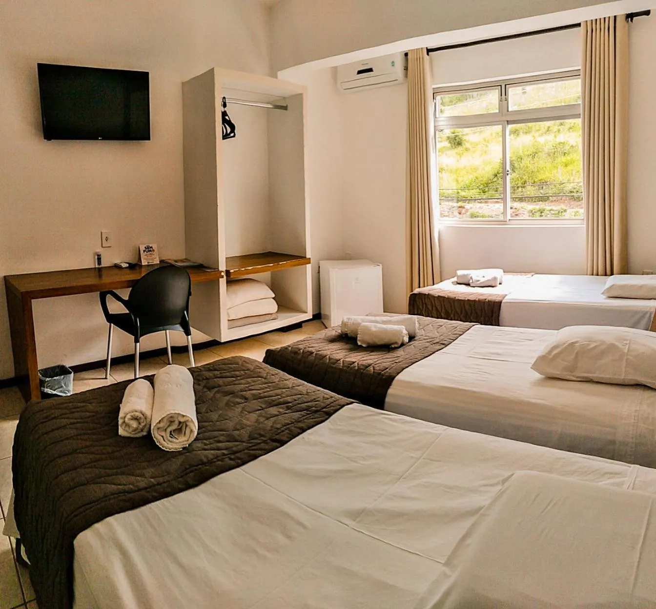 Photo of the whole room, Bed in Cyrilo's Palace Hotel