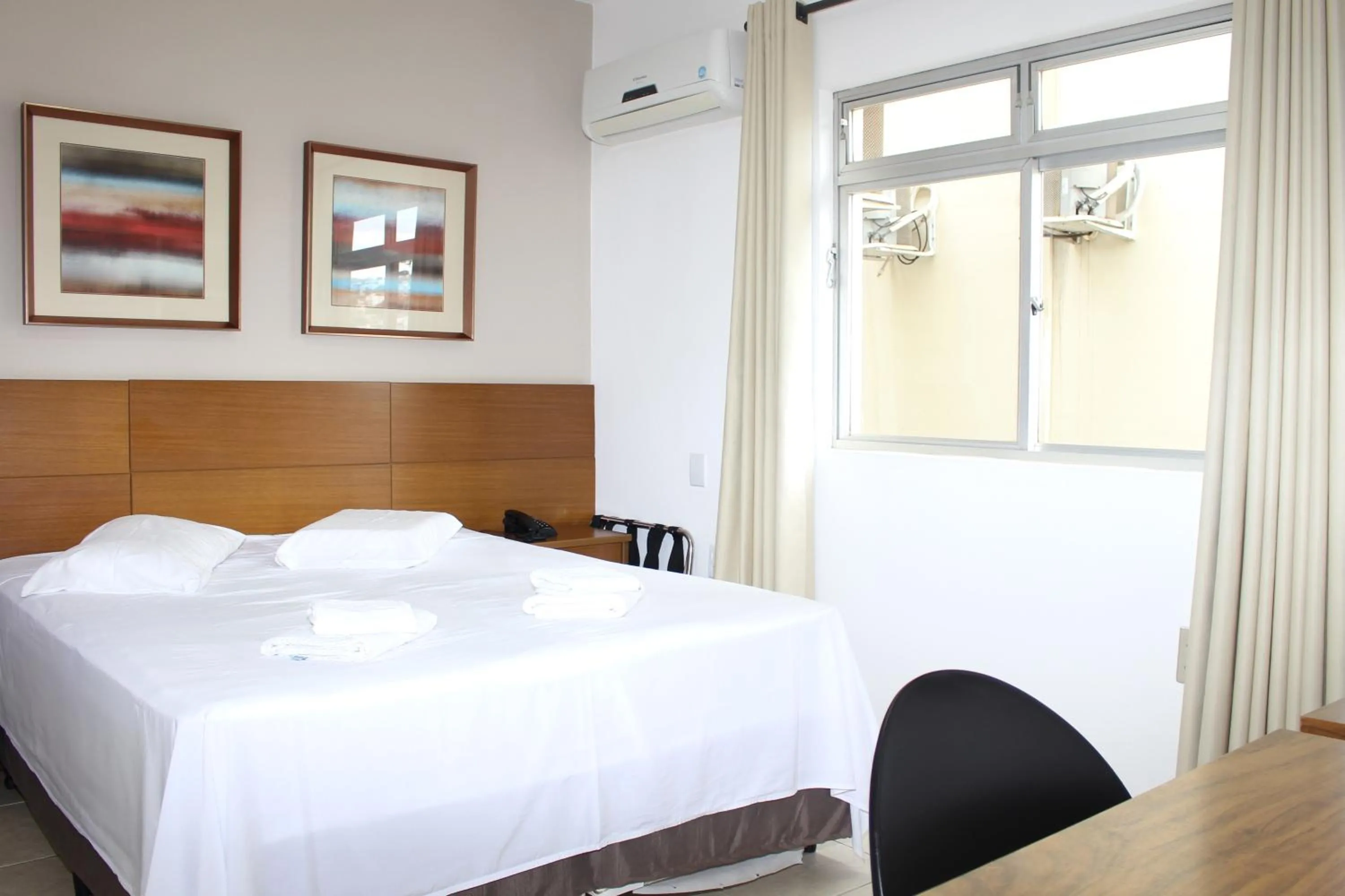 Bed in Cyrilo's Palace Hotel