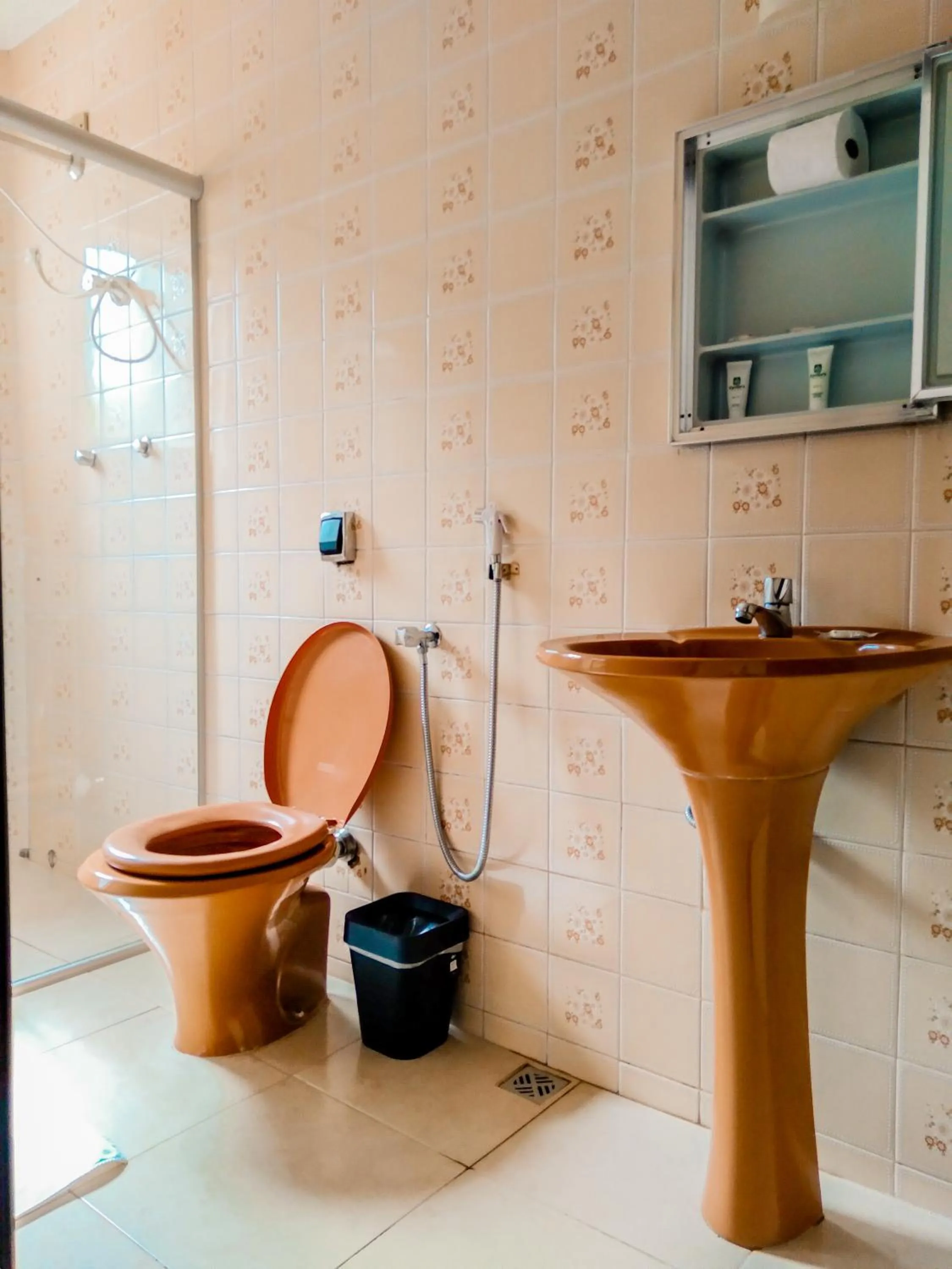 Bathroom in Cyrilo's Palace Hotel