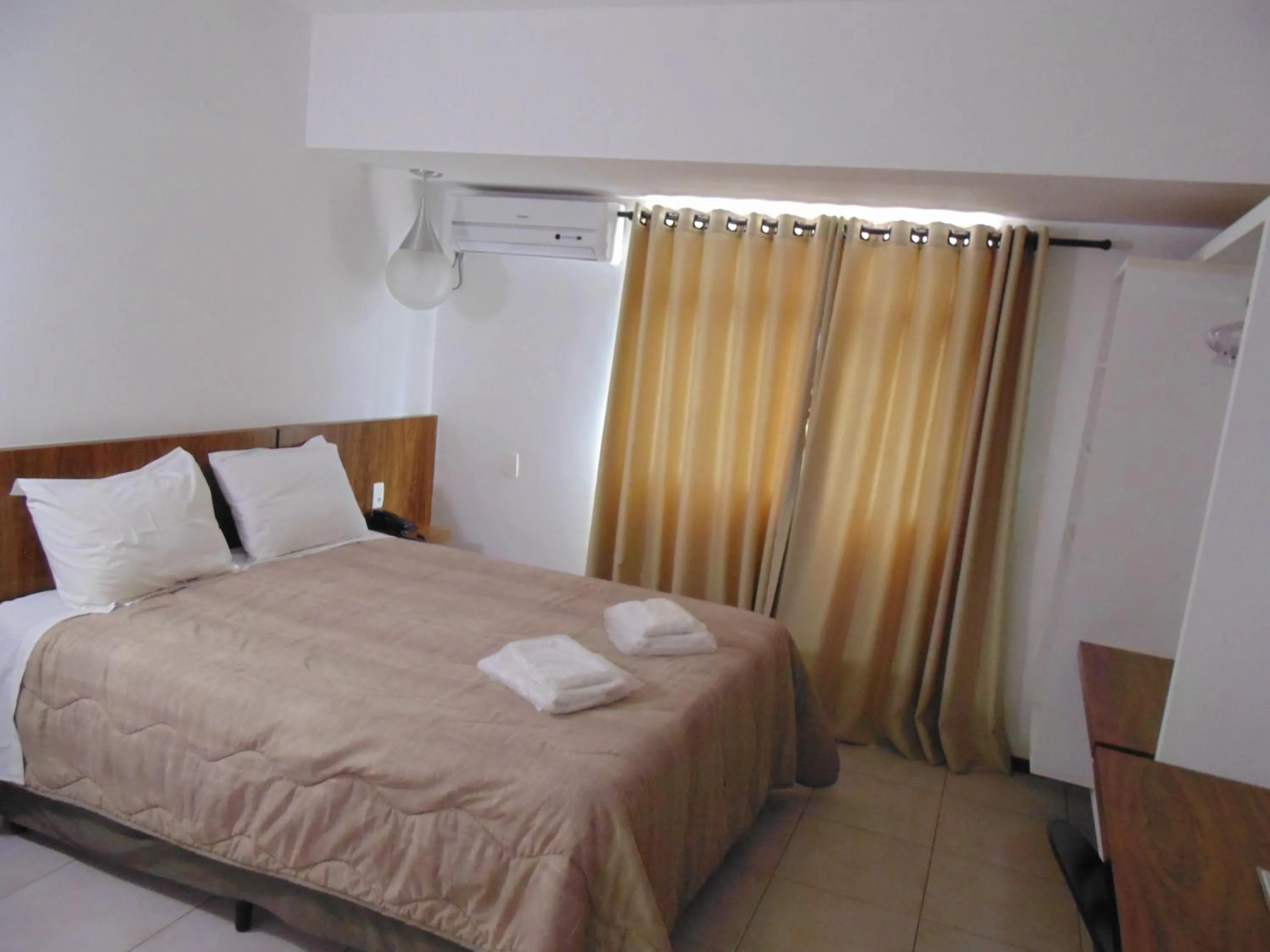 Bed in Cyrilo's Palace Hotel