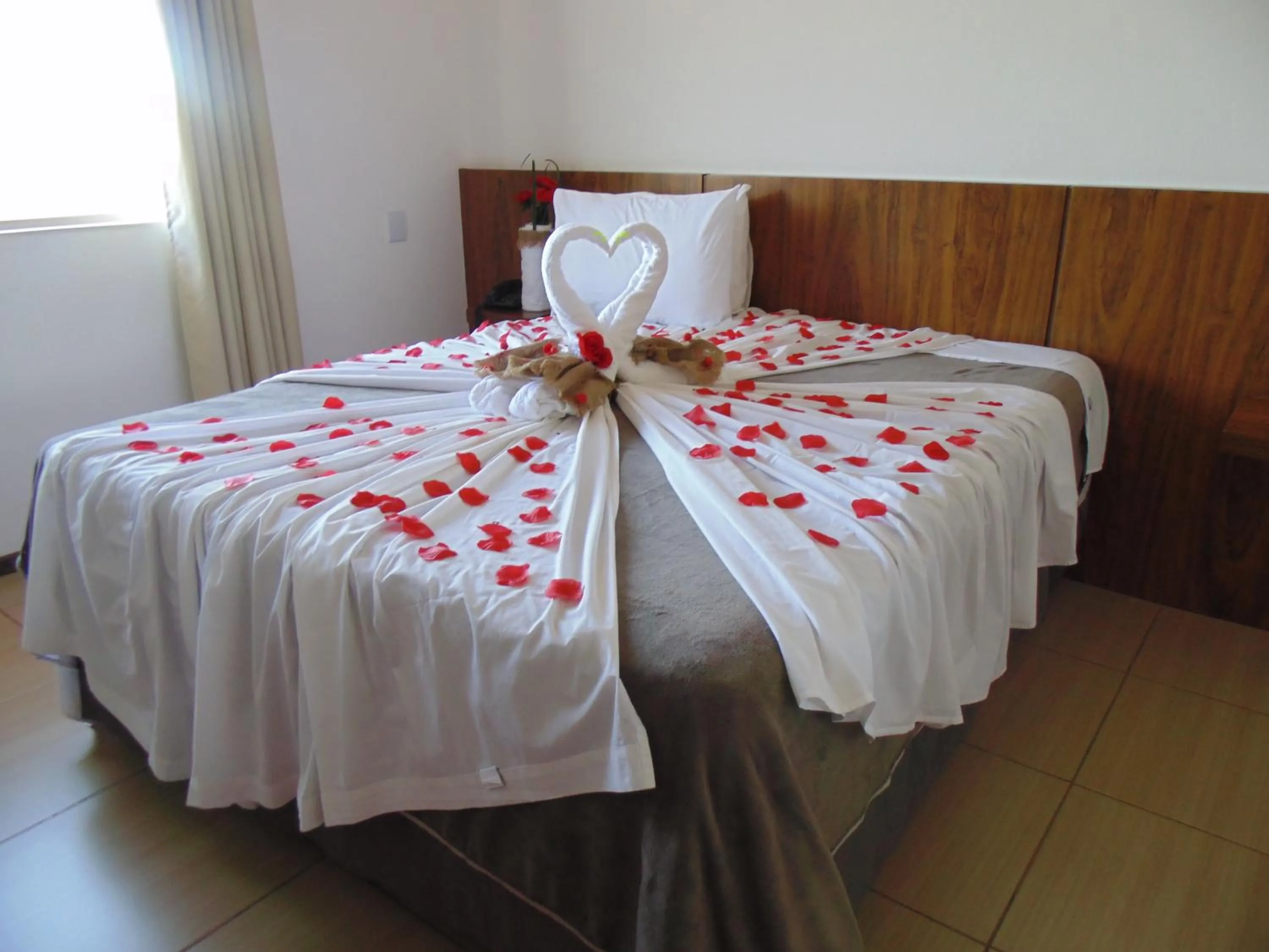 Bed in Cyrilo's Palace Hotel