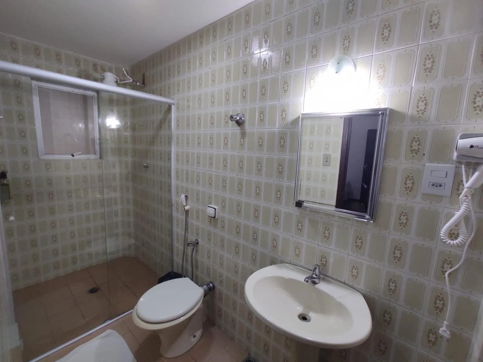 Bathroom in Cyrilo's Palace Hotel