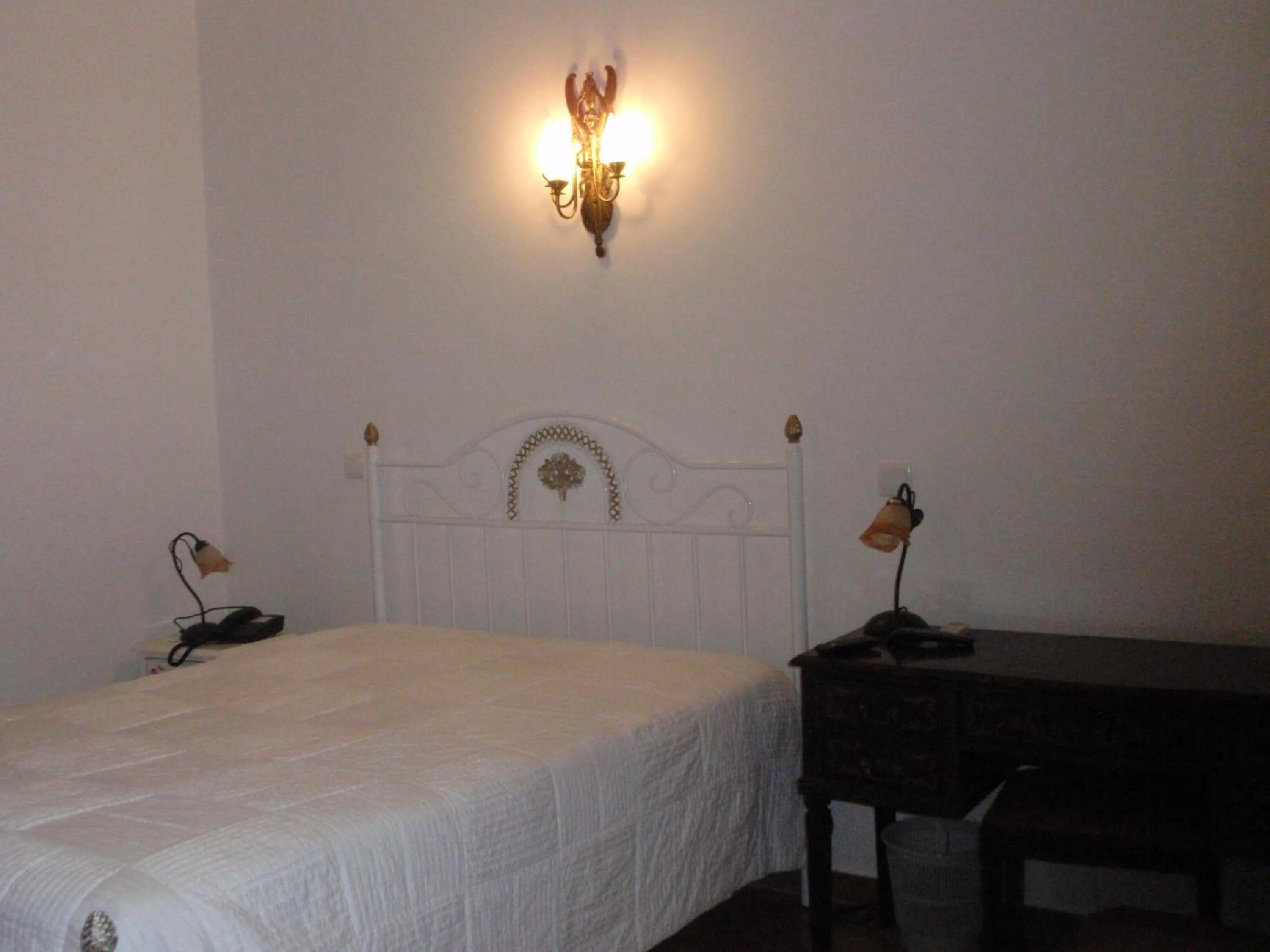 Bedroom, Bed in "O Viajante" Low Cost Hotel