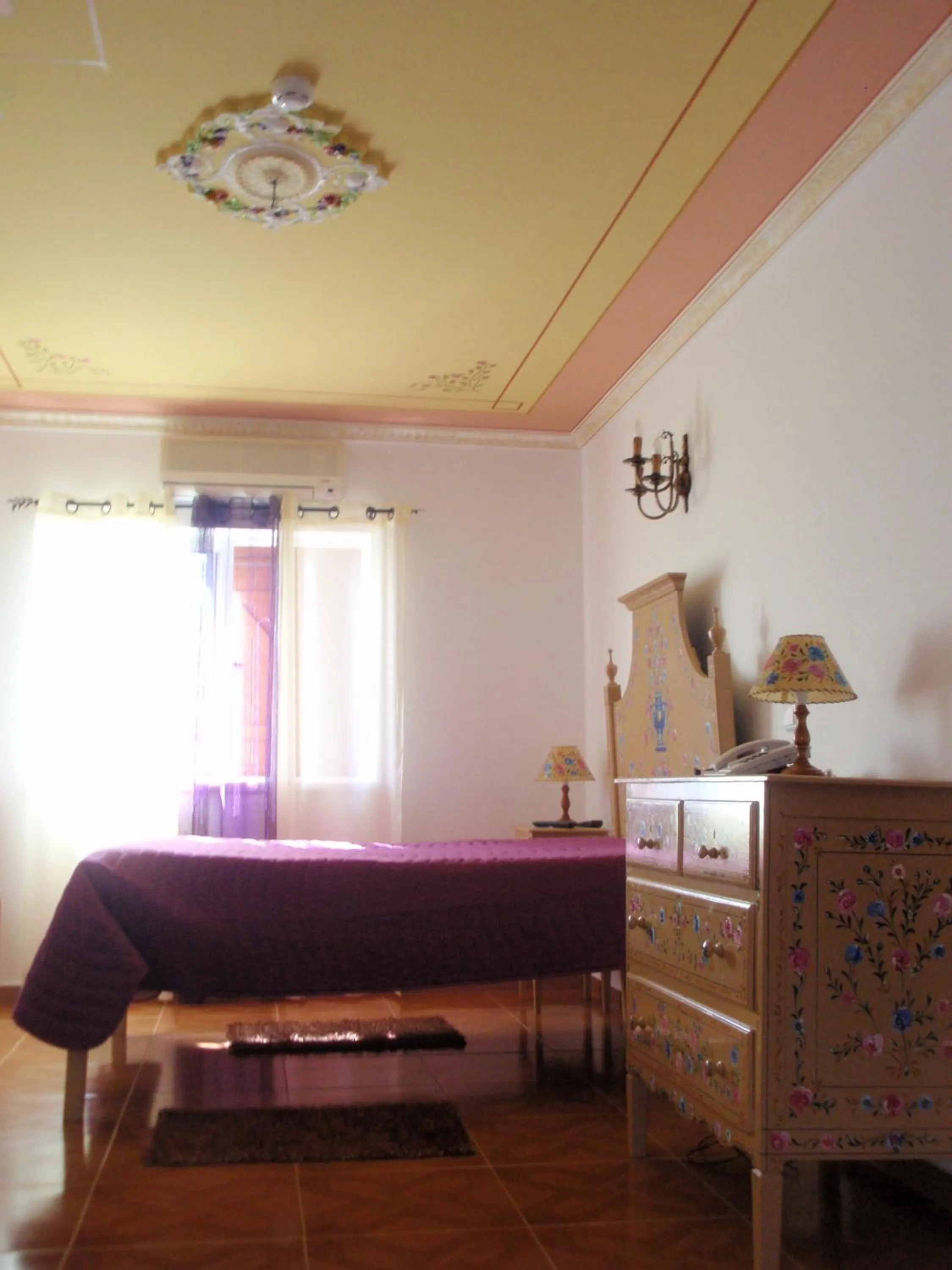 Bedroom, Bed in "O Viajante" Low Cost Hotel