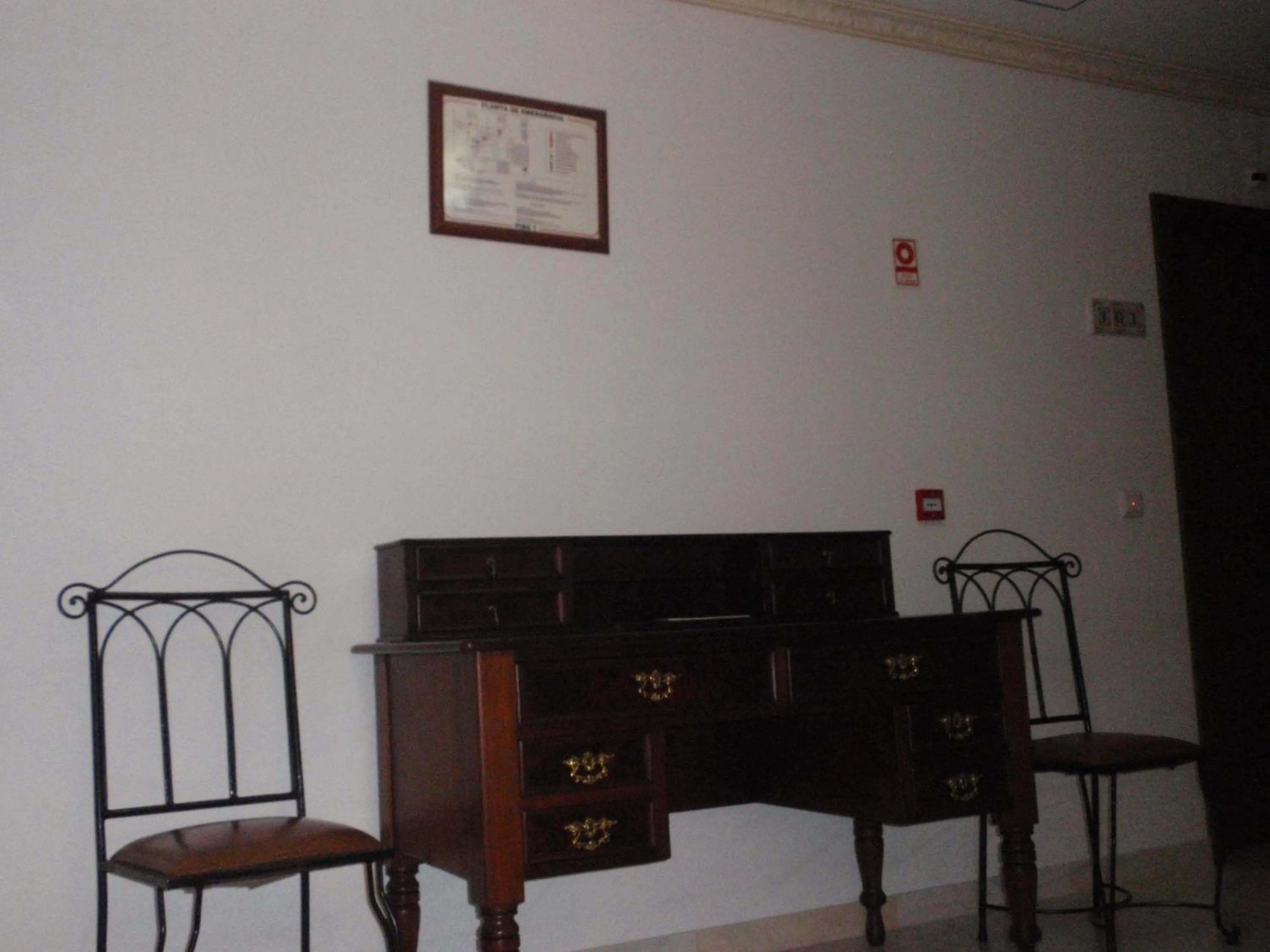 Seating area in "O Viajante" Low Cost Hotel