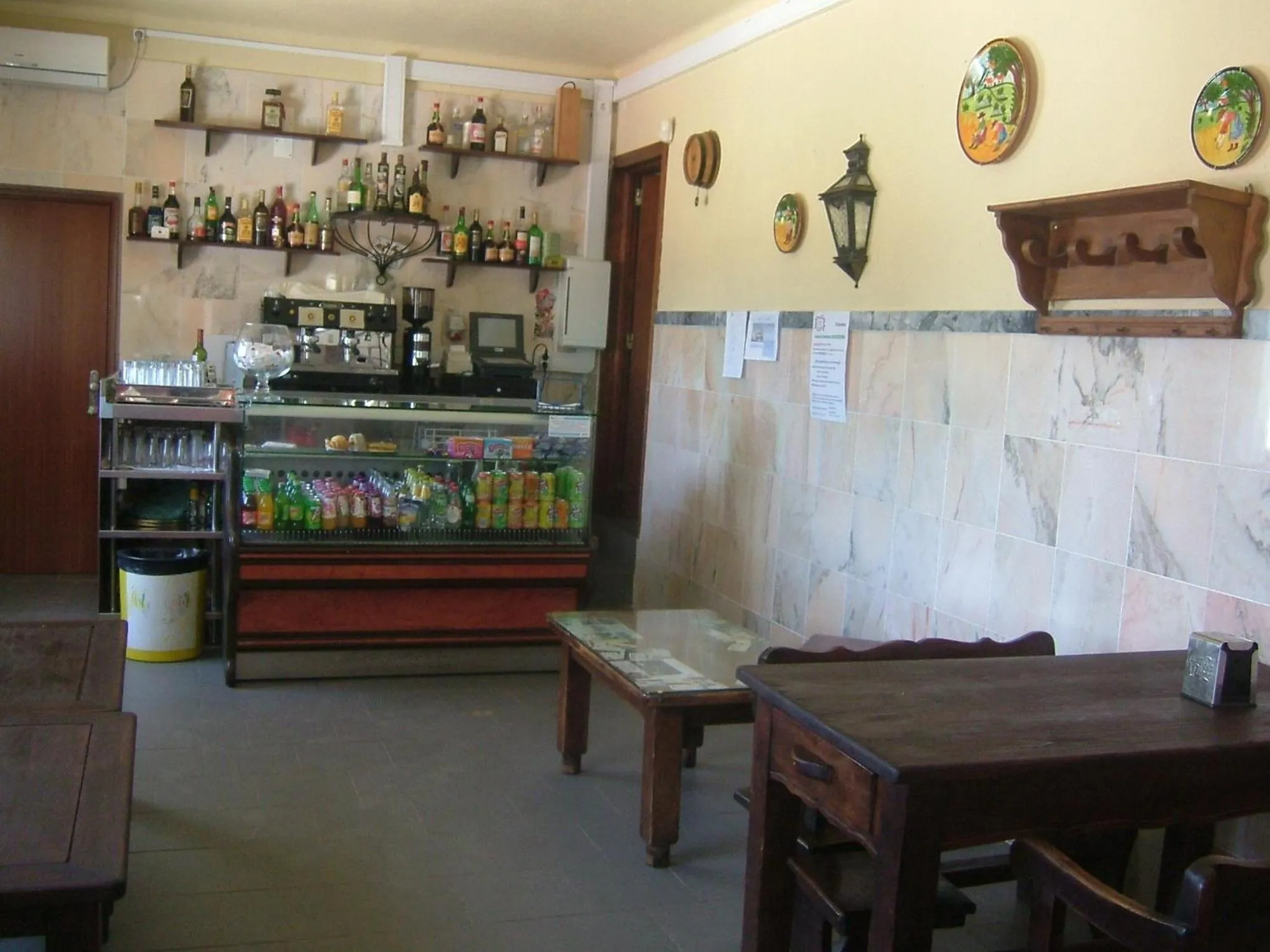 Restaurant/places to eat in "O Viajante" Low Cost Hotel