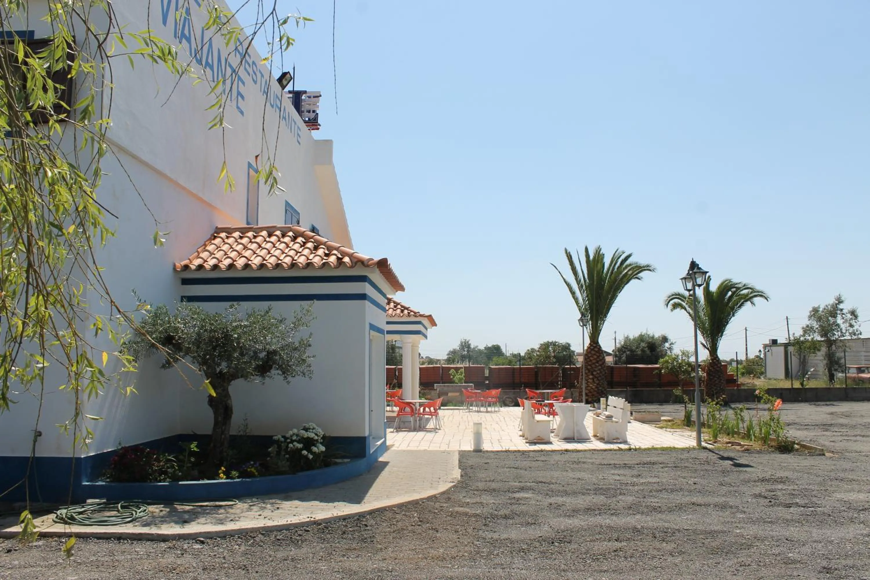 Facade/entrance in "O Viajante" Low Cost Hotel