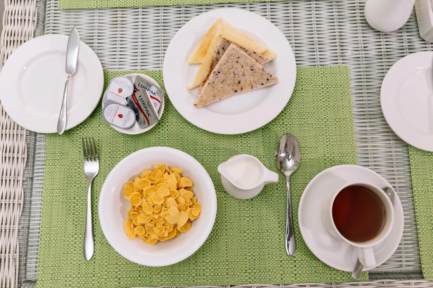 Food and drinks in Kubu Benoa Guest House